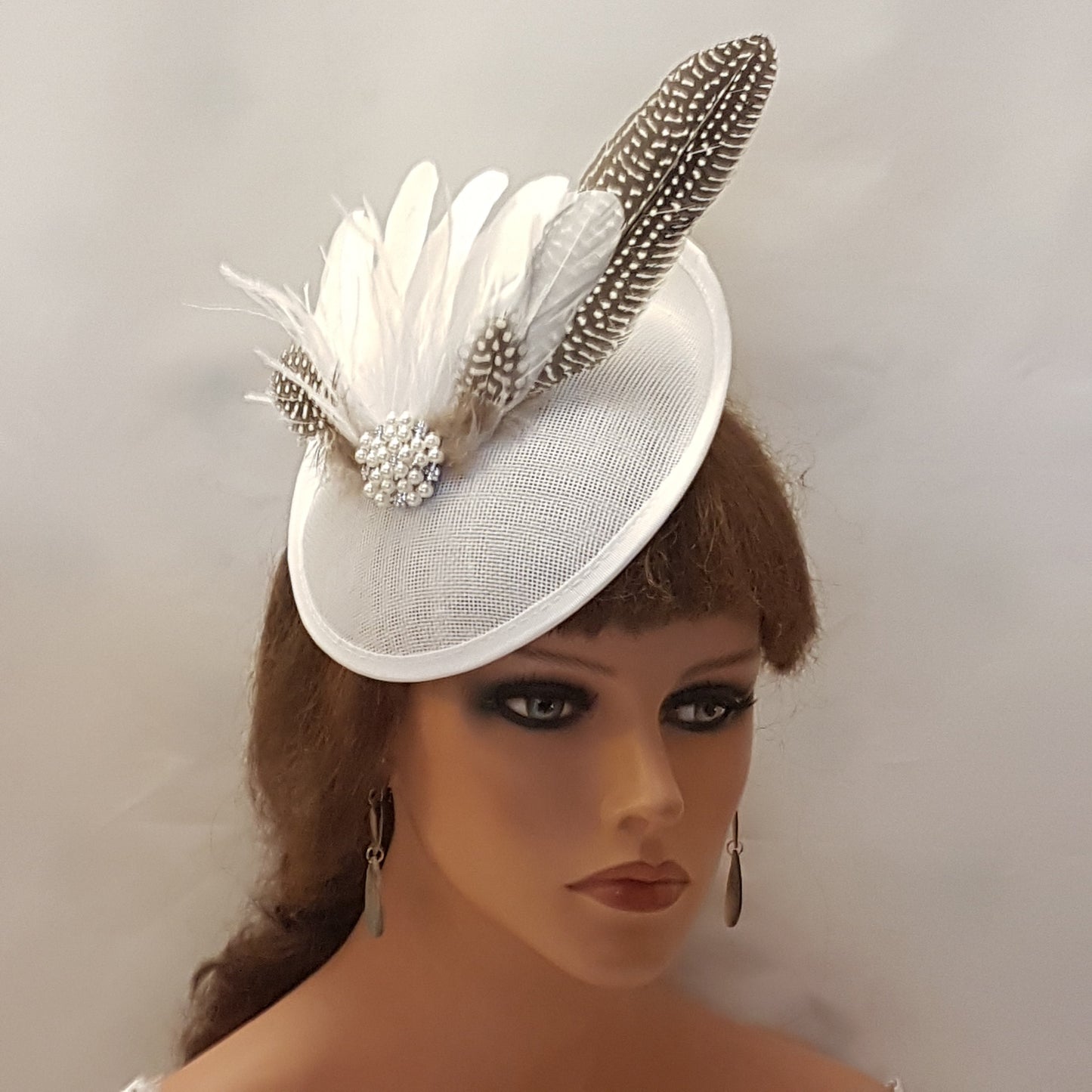 WHITE HAT FASCINATOR Feather Hat Fascinator Race Cocktail hat Ascot party  Wedding Hatinator Bridal headpiece sparkly jewelled hatinator