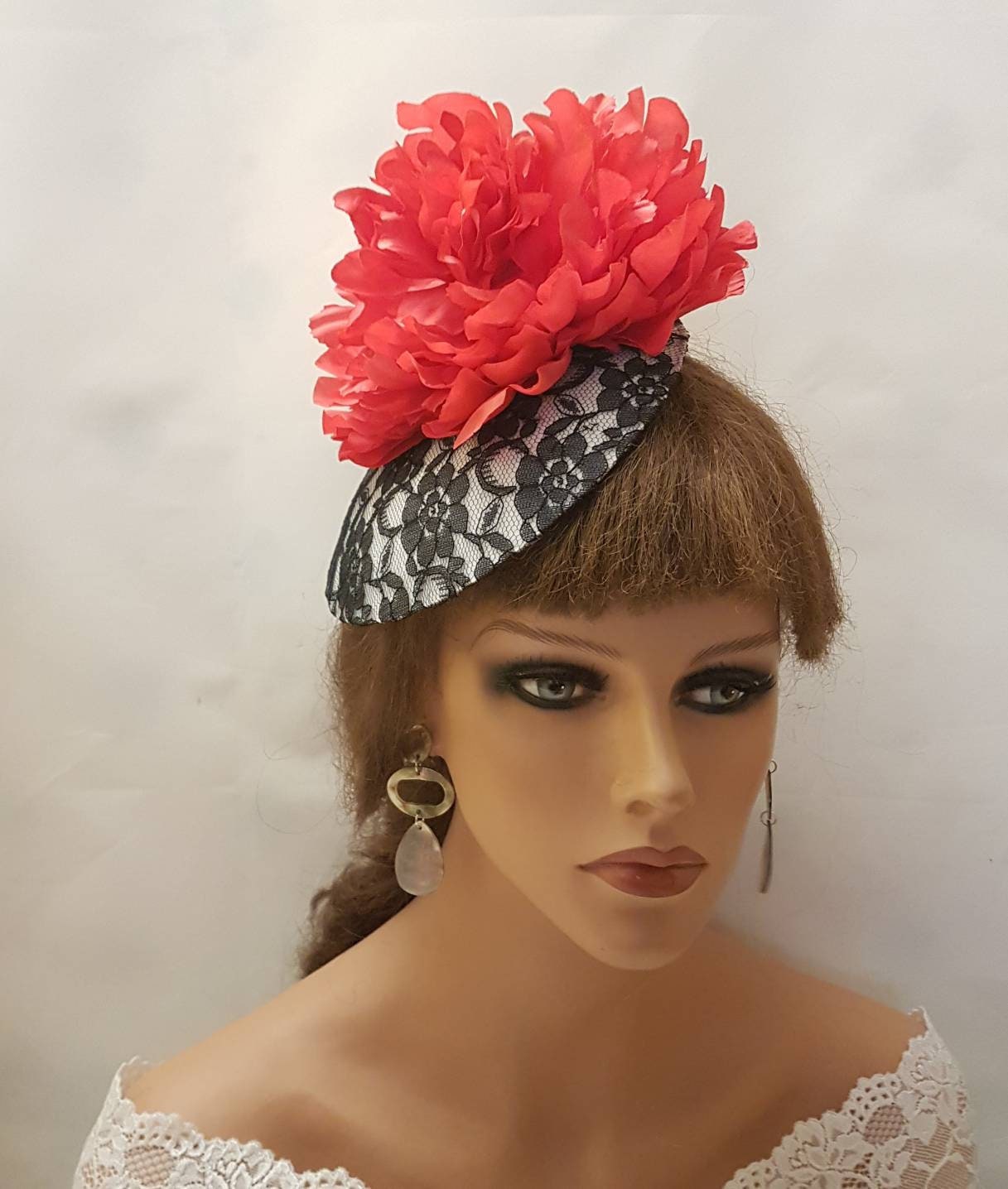 Chapeau fascinateur NOIR, BLANC ET ROUGE Grande fleur de pivoine rouge. Chapeau en dentelle noire. Mariage, course, cérémonie Hatinator Cocktail Ascot Hat Fascinator