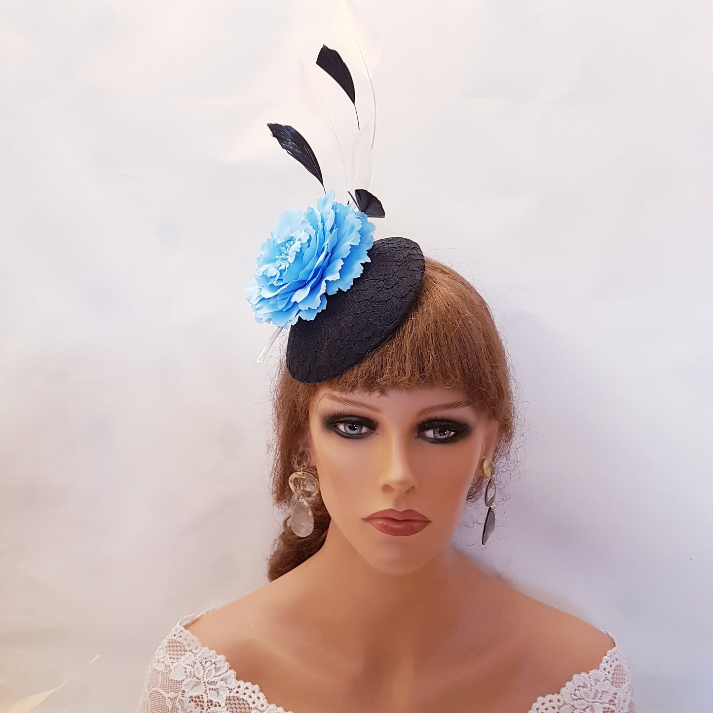 Chapeau Fascinator NOIR et Bleu Chapeau en dentelle noire Chapeau à fleurs BLEU Chapeau à plumes Chapeau noir et bleu Cérémonie de mariage Ascot Fascinator pour dames