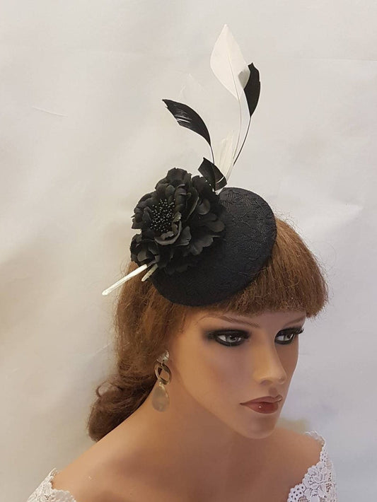 Chapeau noir Fascinator. Superbe chapeau en dentelle noire avec fleur, plumes noires et blanches. Chapeau de mariage, de cérémonie, de cocktail, de chapeau Ascot