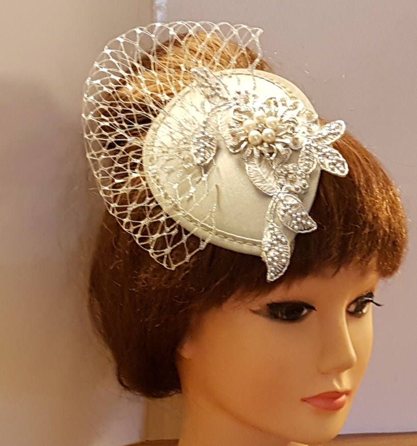 Chapeau de mariée fascinateur Mariage Cocktail Ascot Chapeau de bal fascinateur Postiche gris argenté Chapeau de mariage fascinateur Pièce de tête de mariée