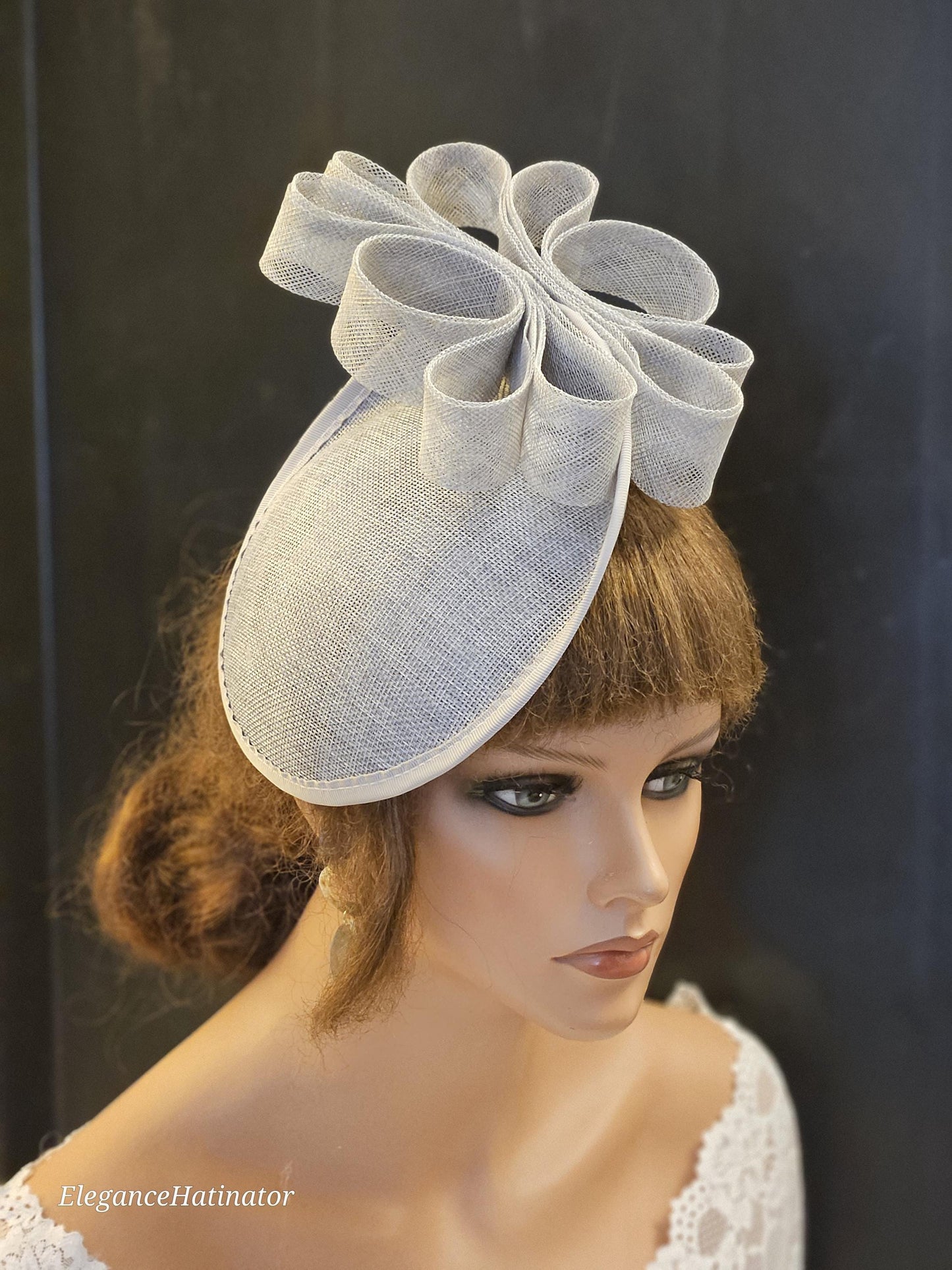 Chapeau fascinateur gris argenté, chapeau à soucoupe, nœud en sinamay. Chapeau de fête de mariage royal, Derby, Ascot, église, mère de la mariée/du marié, chapeau fascinateur