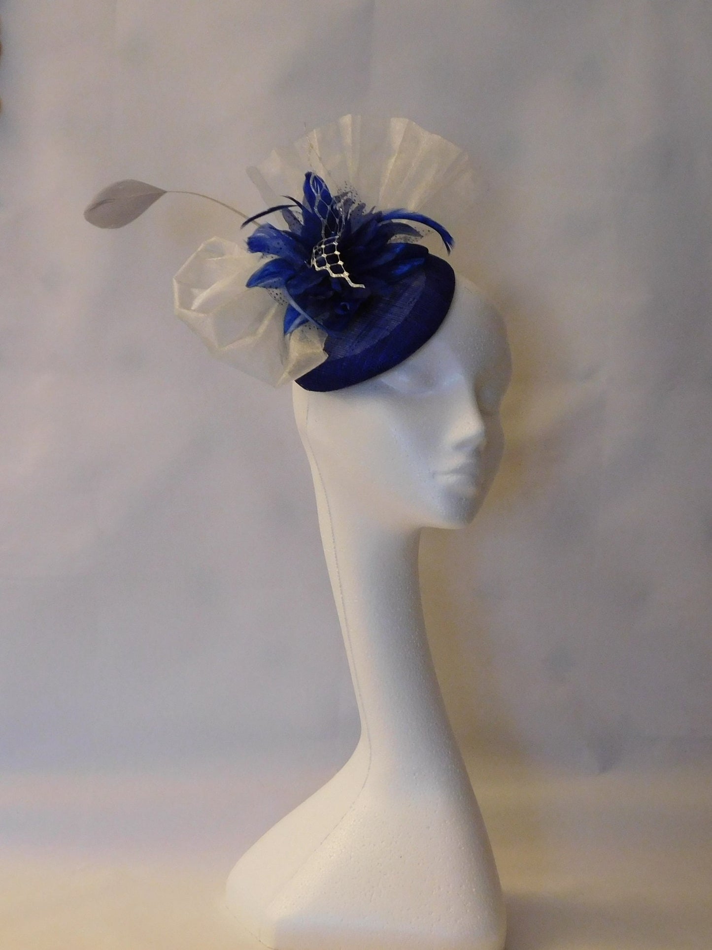 Fascinateur à plumes, chapeau bleu roi et argenté, chapeau d'église de mariage, chapeau de cocktail, chapeau Ascot, chapeau de bal de fin d'année