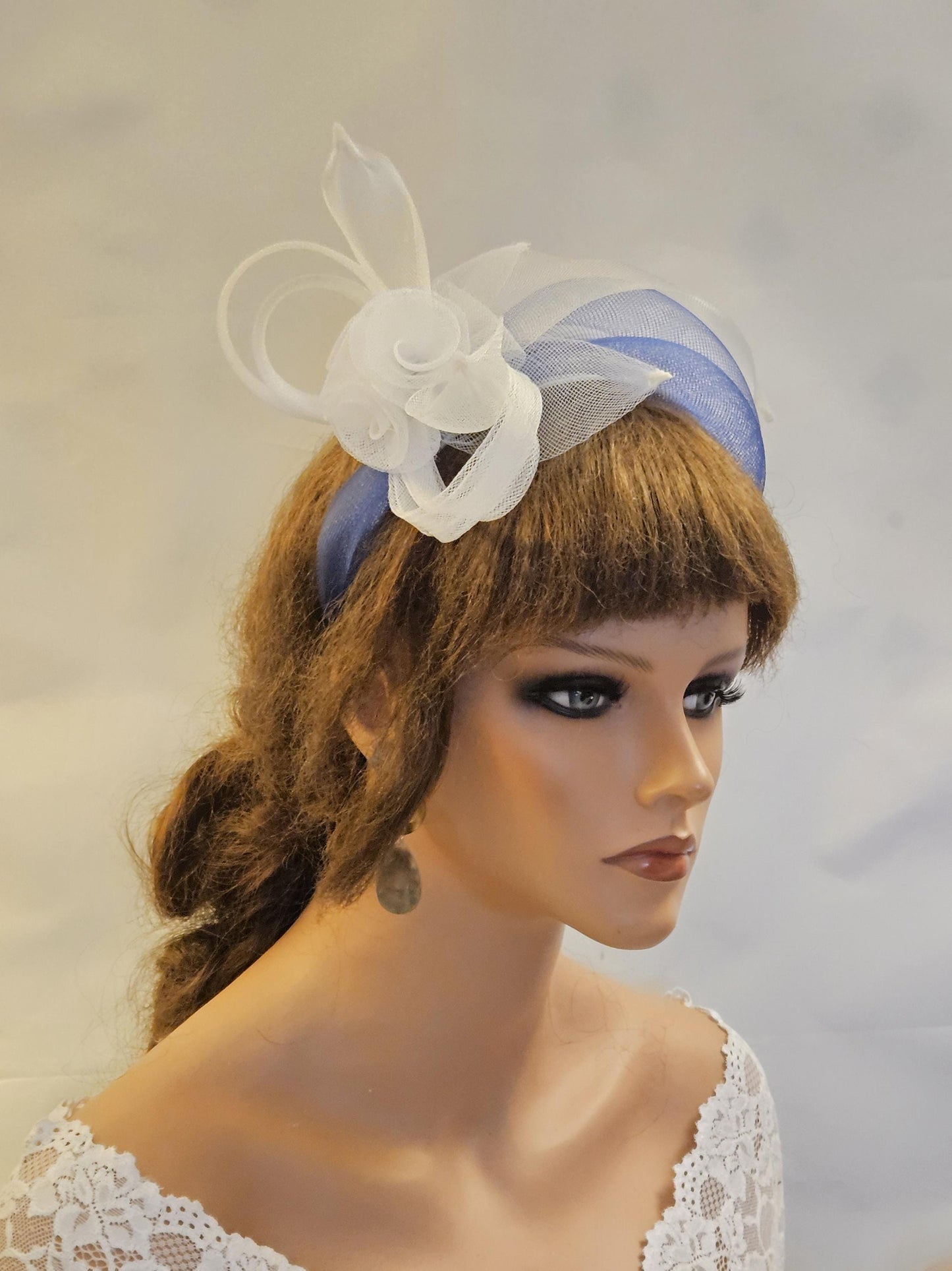 Bandeau bibi en crinoline blanche et bleu marine. Mariage, course, Tea Party, coiffure pour occasion spéciale. Coiffe pour invitée de mariage, mère de la mariée