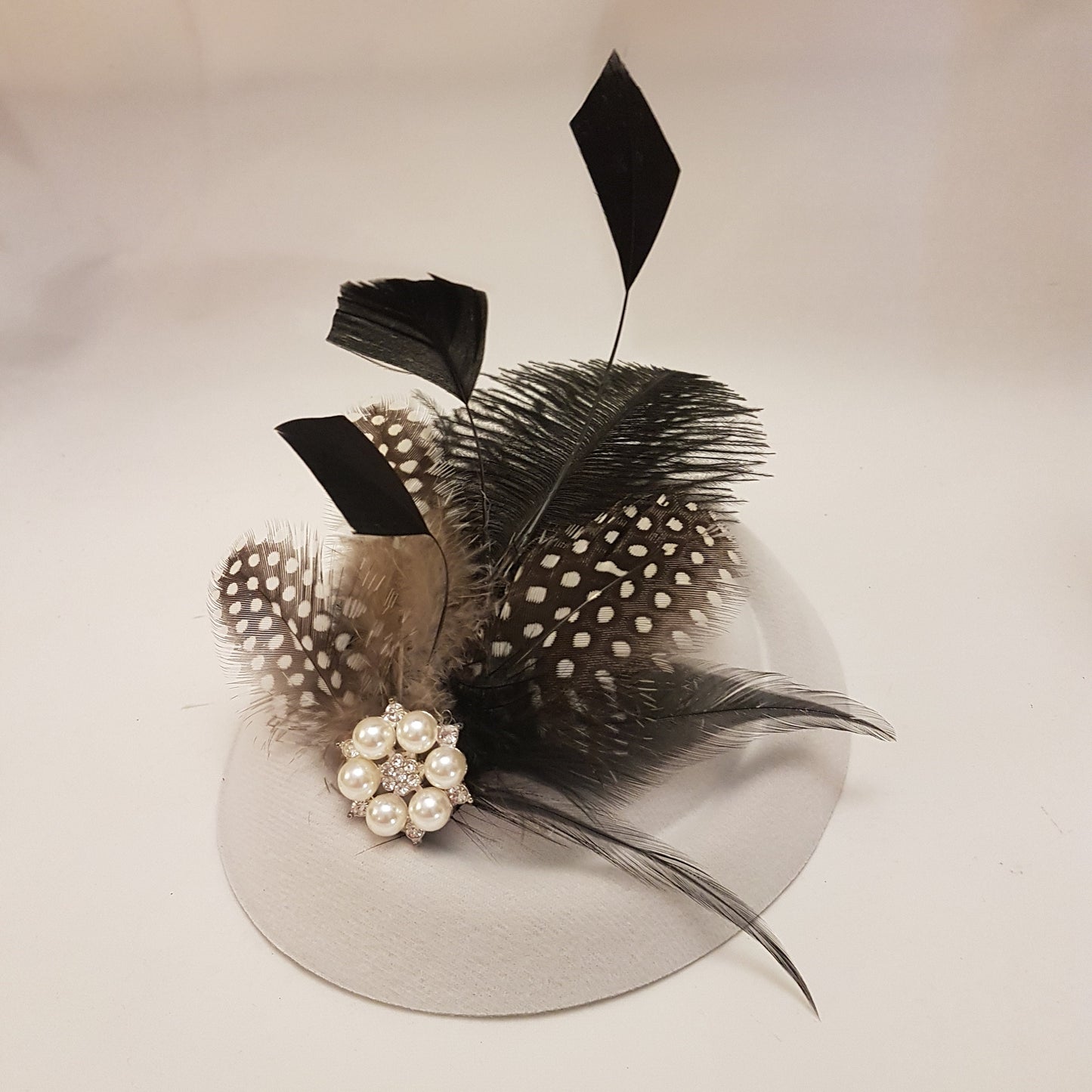 Chapeau blanc Fascinator années 40 50 # Chapeau noir et blanc Fascinator Plume d'autruche Chapeau à plumes tachetées Cocktail de course Journée des dames Chapeau Ascot Fascinator