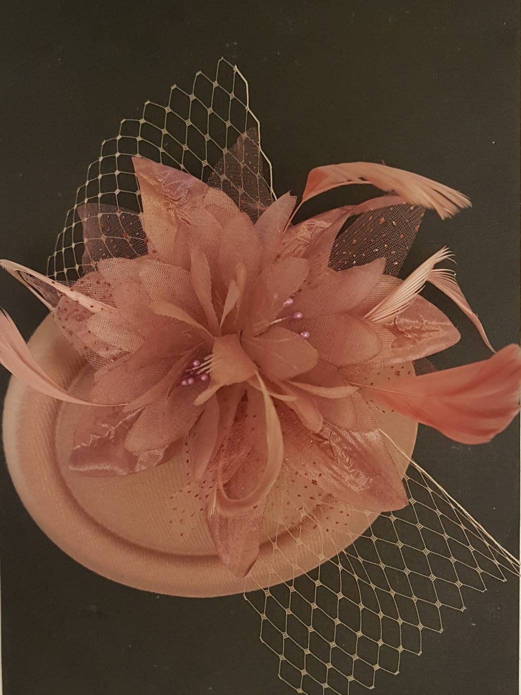 Chapeau rose poudré Fascinator, chapeau rose des années 40 et 50 # chapeau rose poudré Fascinator, cocktail, journée des dames, chapeau Ascot, chapeau à fleurs en plumes