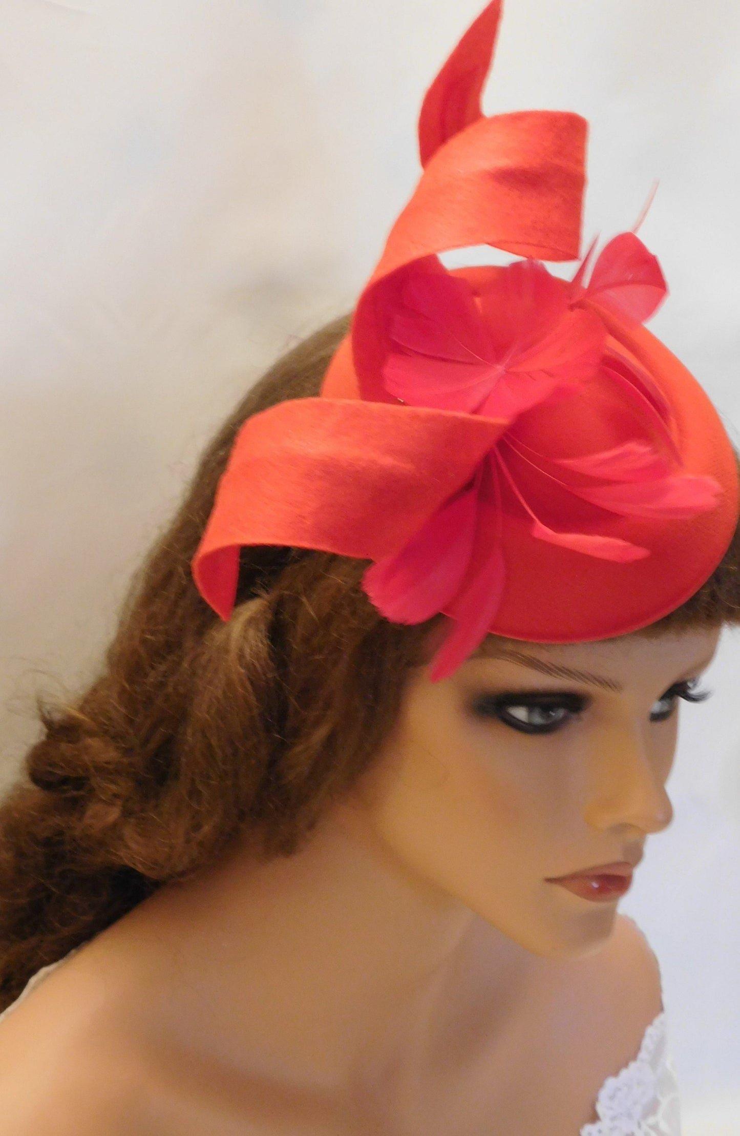 Chapeau Fascinator Chapeau pilulier rouge fascinator avec plumes #Chapeau Ascot Chapeau de mariage Chapeau d'église,Chapeau de cocktail fascinator Chapeau rouge,Fascinator