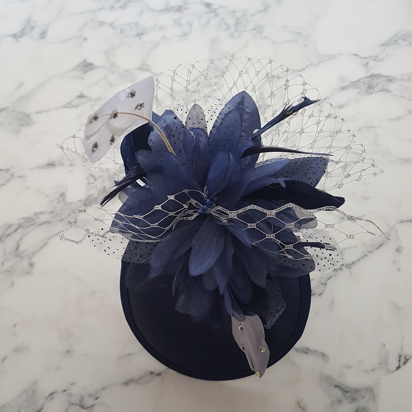 Chapeau FASCINATOR BLEU MARINE Chapeau fascinateur #Chapeau fascinateur bleu Course, Cocktail, Journée des dames, Chapeau Ascot Chapeau à plumes bleu et argent Fascinateur