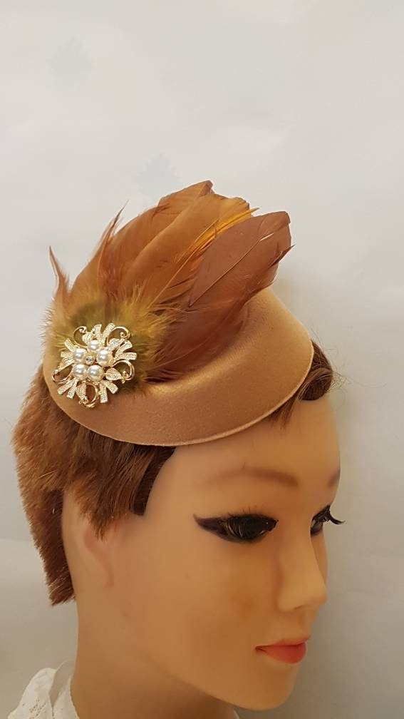 TAN/NUDE  FASCINATOR, 40s 50s Tan Hat fascinator #Tan/Nude Feather hat fascinator Race,Cocktail,Ladies day,Ascot hat with Brown feathers