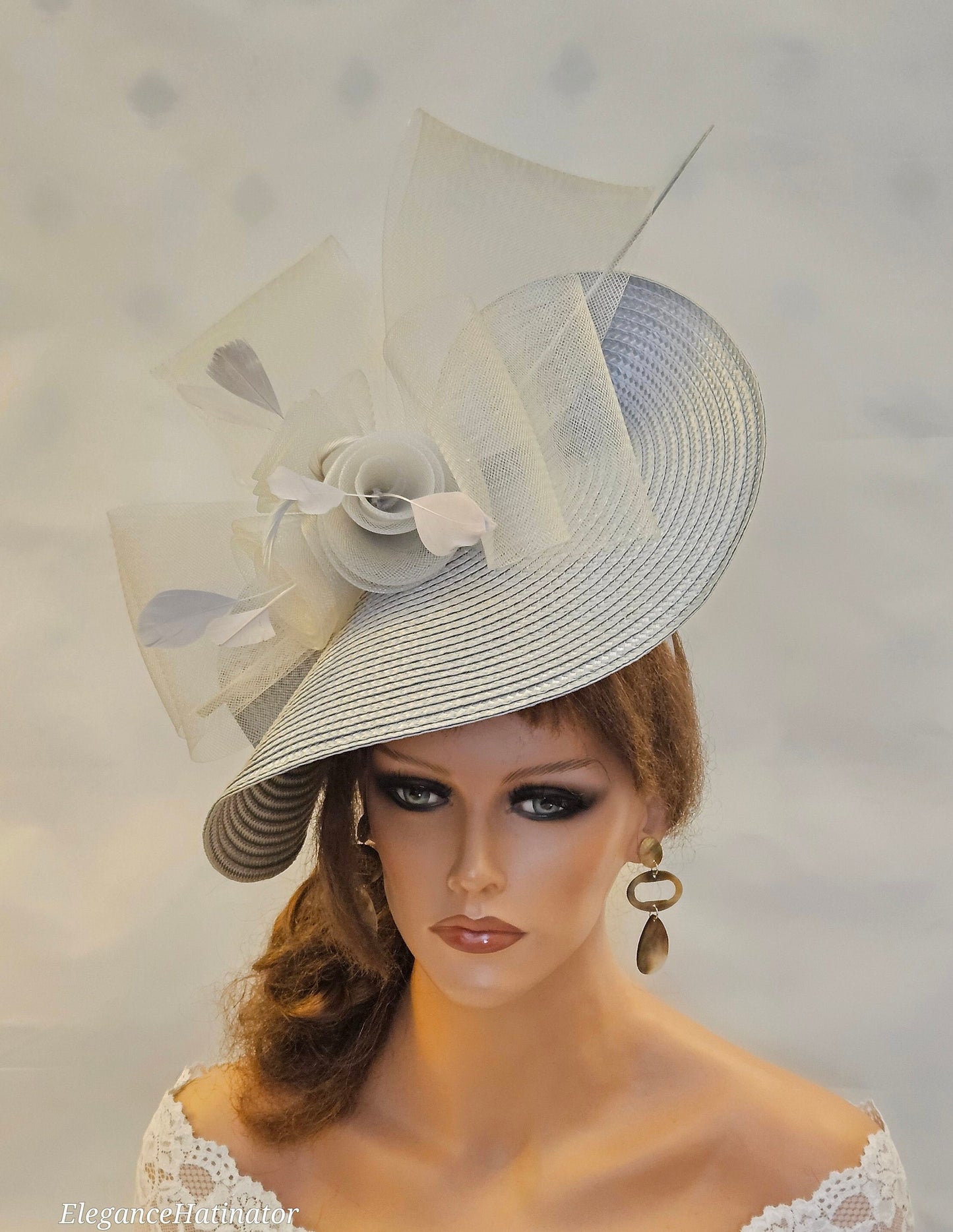 Fascinateur gris argenté grande soucoupe chapeauinateur plume florale église Derby Royal Ascot chapeau de fête de mariage mère de la mariée/du marié Fascinateur