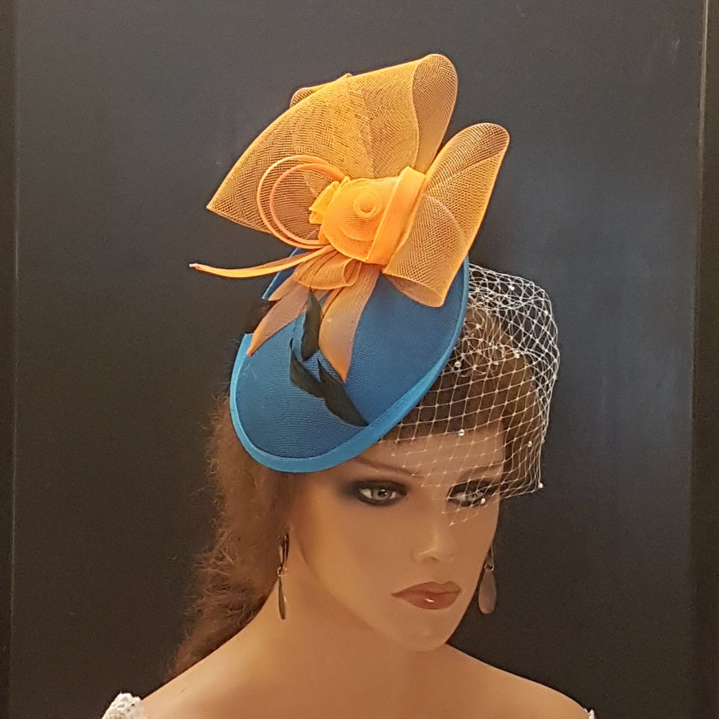 Chapeau fascinateur bleu sarcelle et chapeau orange, chapeau fascinateur bleu, chapeau fascinateur de course, chapeau de cocktail, chapeau Ascot, chapeau de cocktail, coiffe de course de mariage