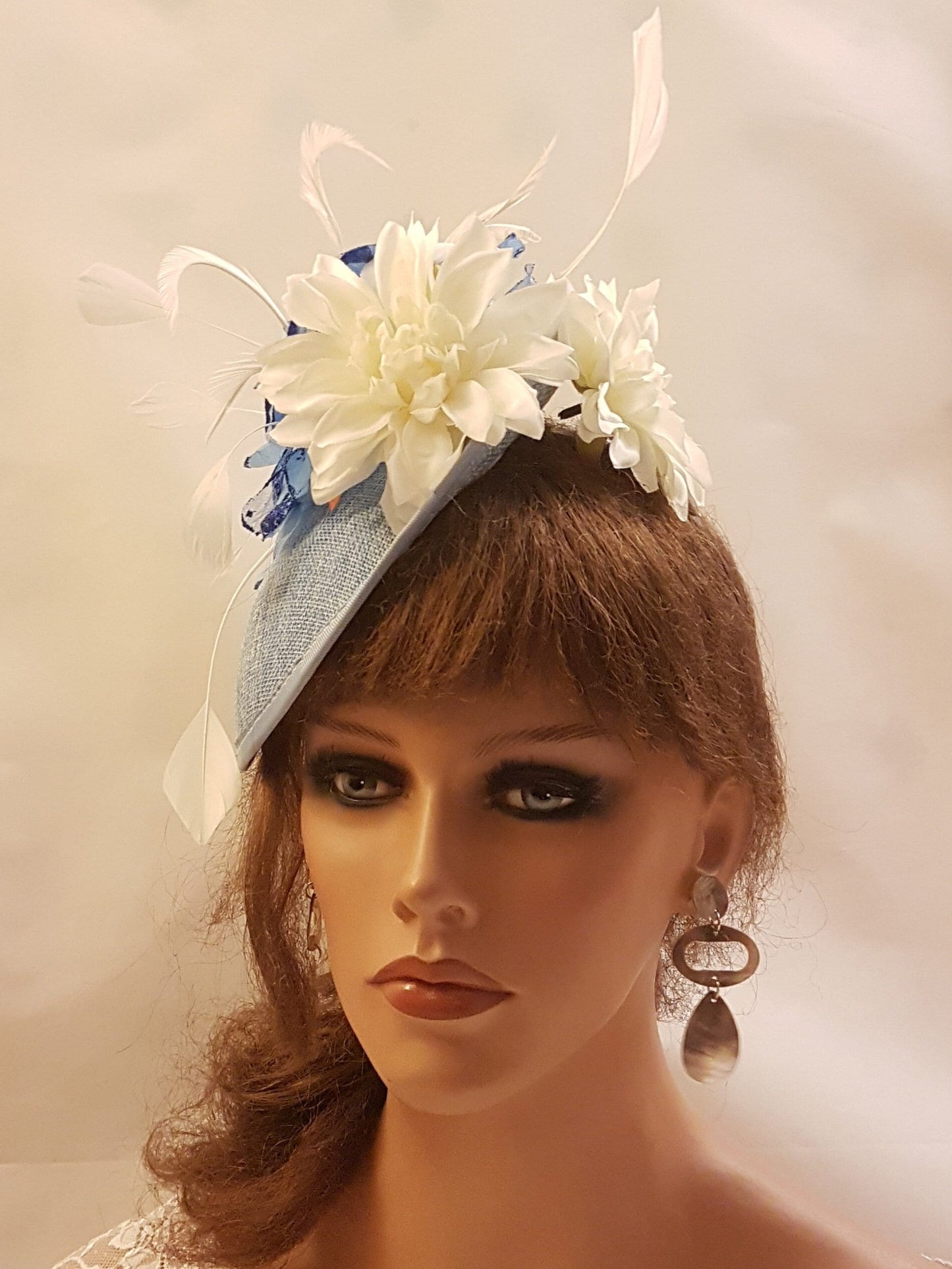 Chapeau de fascinateur bleu et blanc, grande soucoupe, chapeau de fête de mariage, chapeau de mère de la mariée/du marié, chapeau de Derby d'église floral en plumes