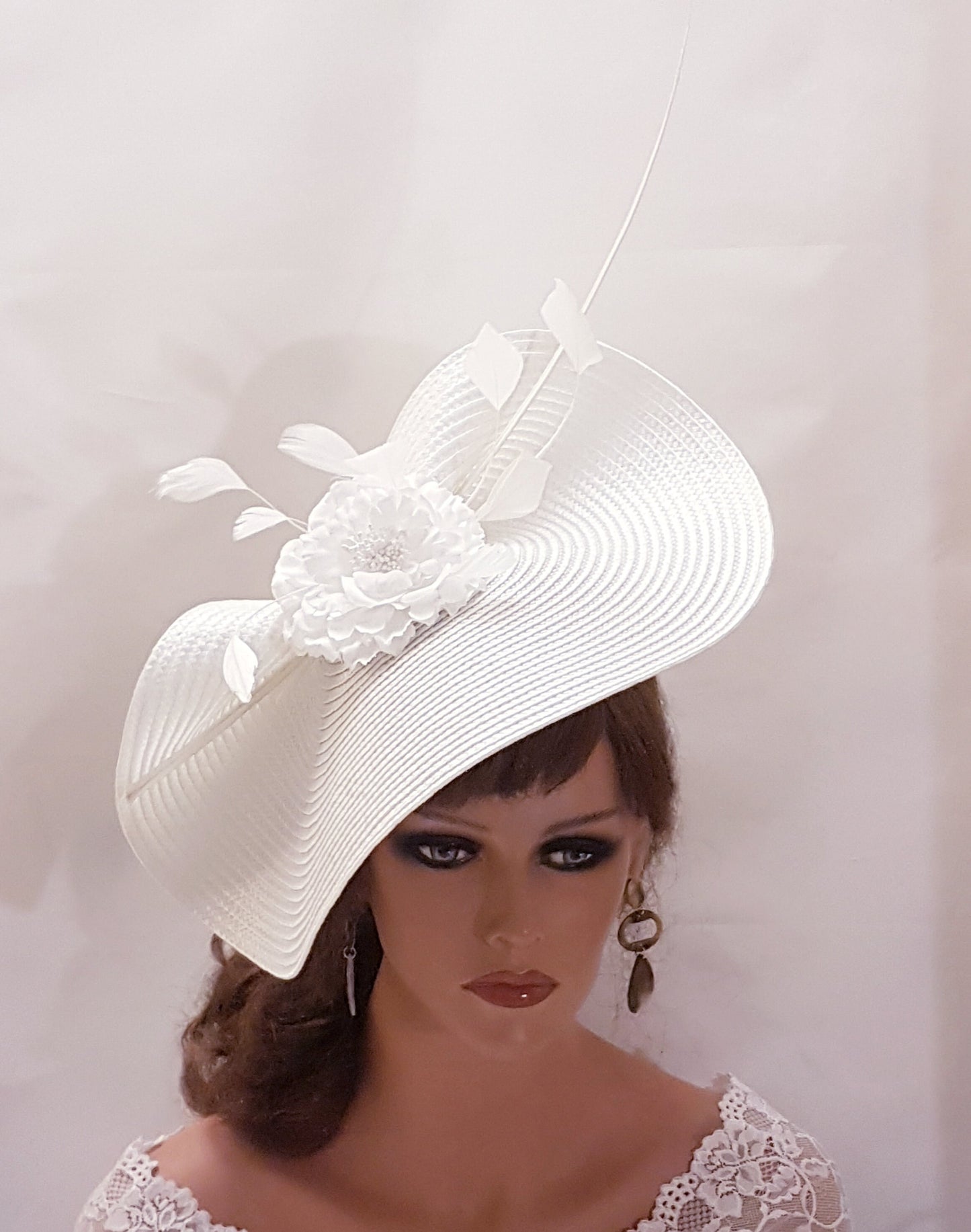 Chapeau fascinateur blanc grande soucoupe chapeau Quil Floral Church Derby Ascot Race Wedding TeaParty Hatinator mère de la mariée/du marié