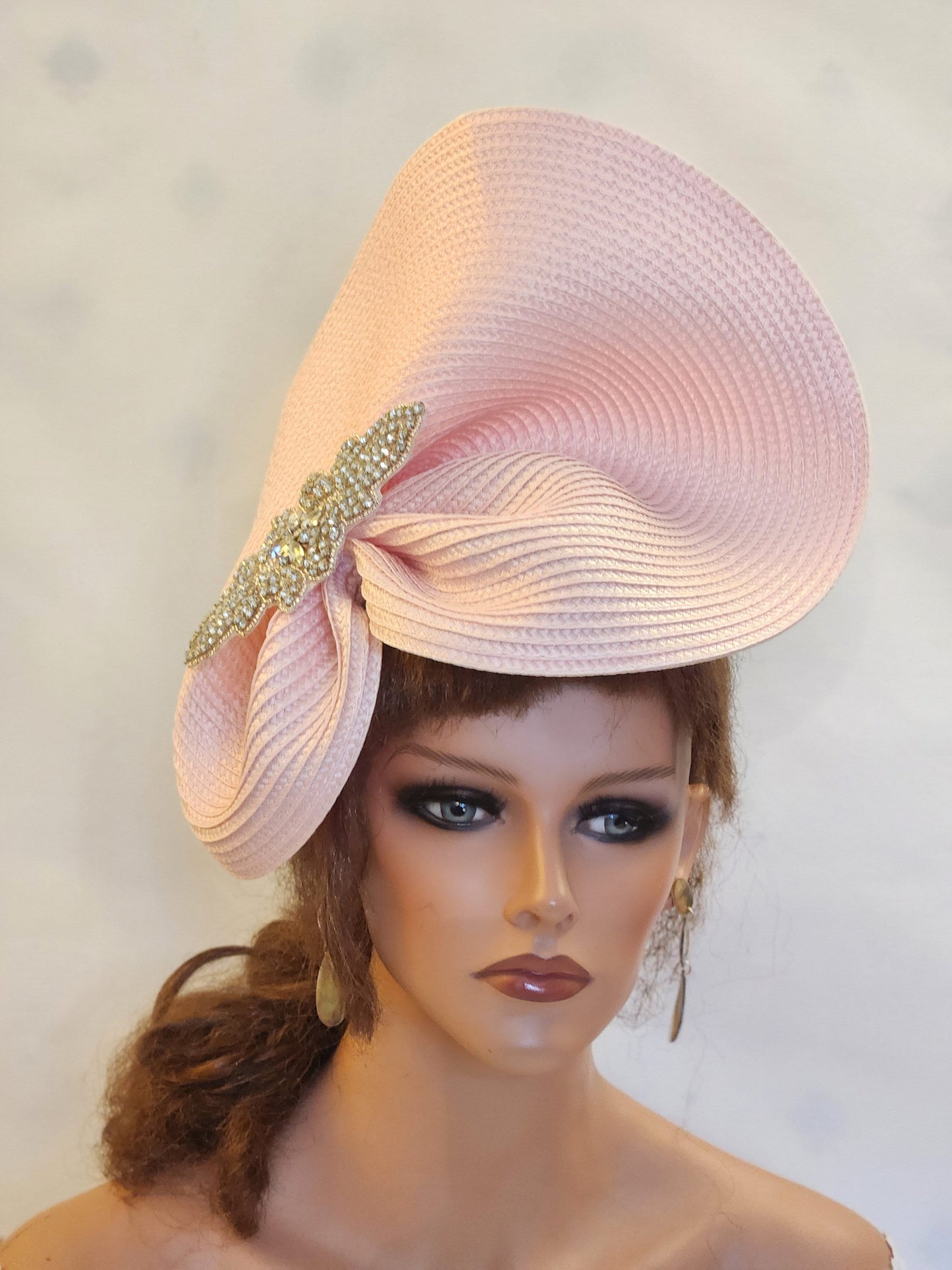 FASCINATEUR ROSE #Chapeau rose avec bijou scintillant. Kentucky derby Ascot chapeau fascinateur mariage, mère de la mariée, cocktail, fête d'église Hatinator