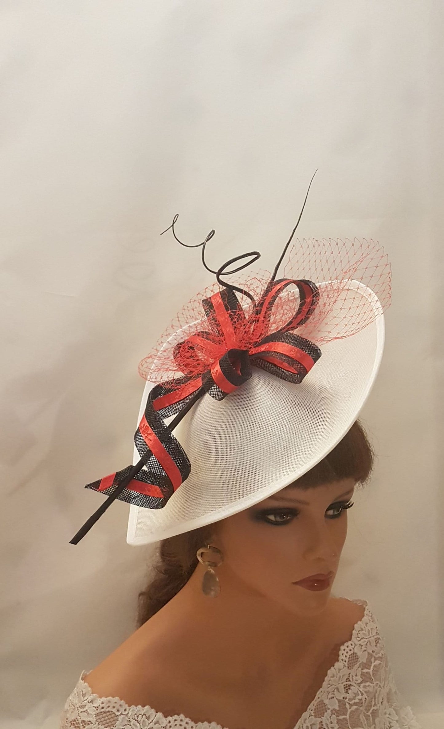 Chapeau fascinateur rouge et blanc avec longue plume et grande forme de larme, chapeau de mère de la mariée/du marié, Kentucky derby, chapeau fascinateur Royal Ascot