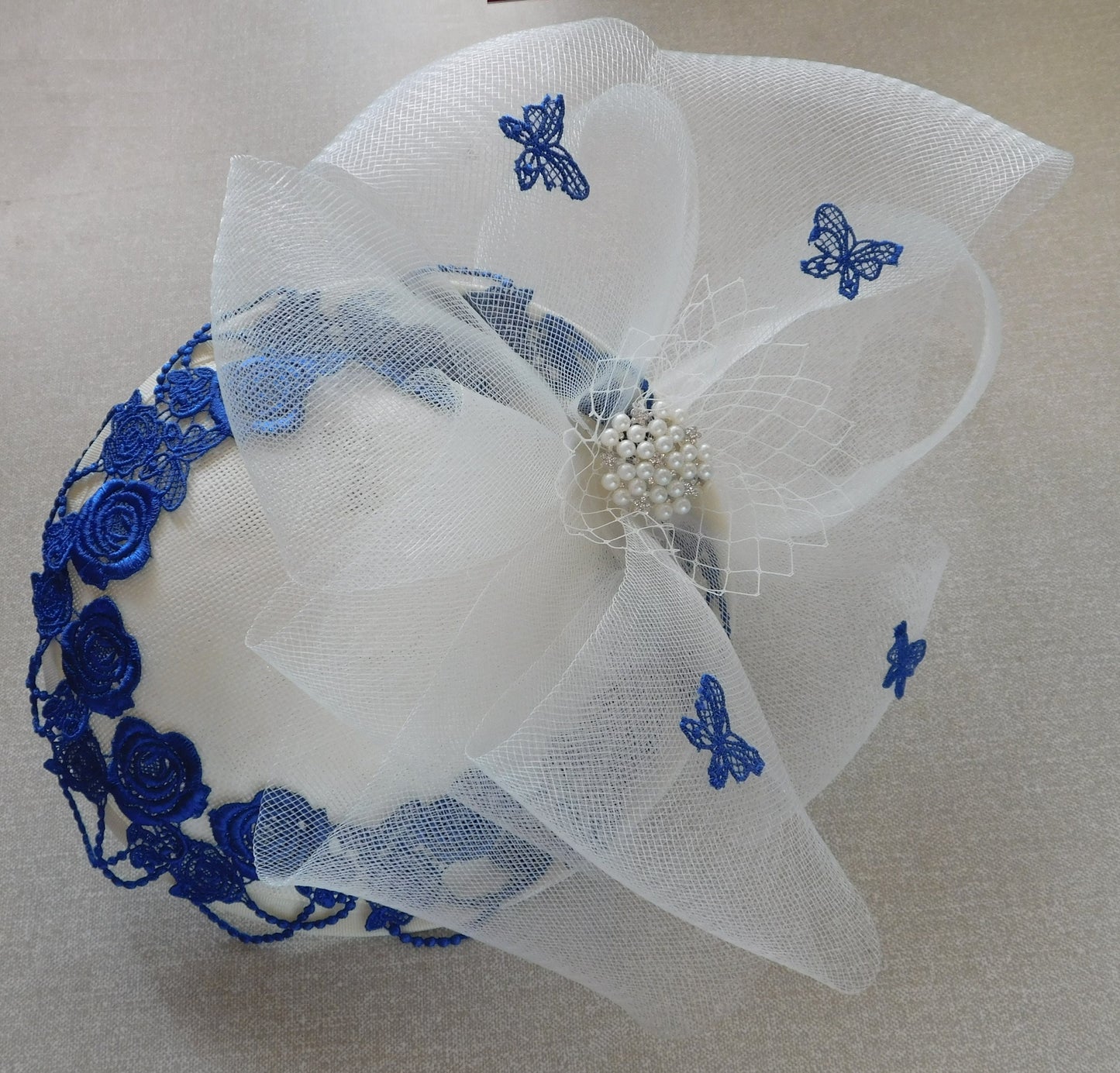 Chapeau Fascinator IVOIRE, BLANC et BLEU Chapeau de mariage Mère de la mariée, Derby, Ascot Race chapeau fascinateur Chapeau pour femme Bleu et Ivoire Chapeau Fascinator