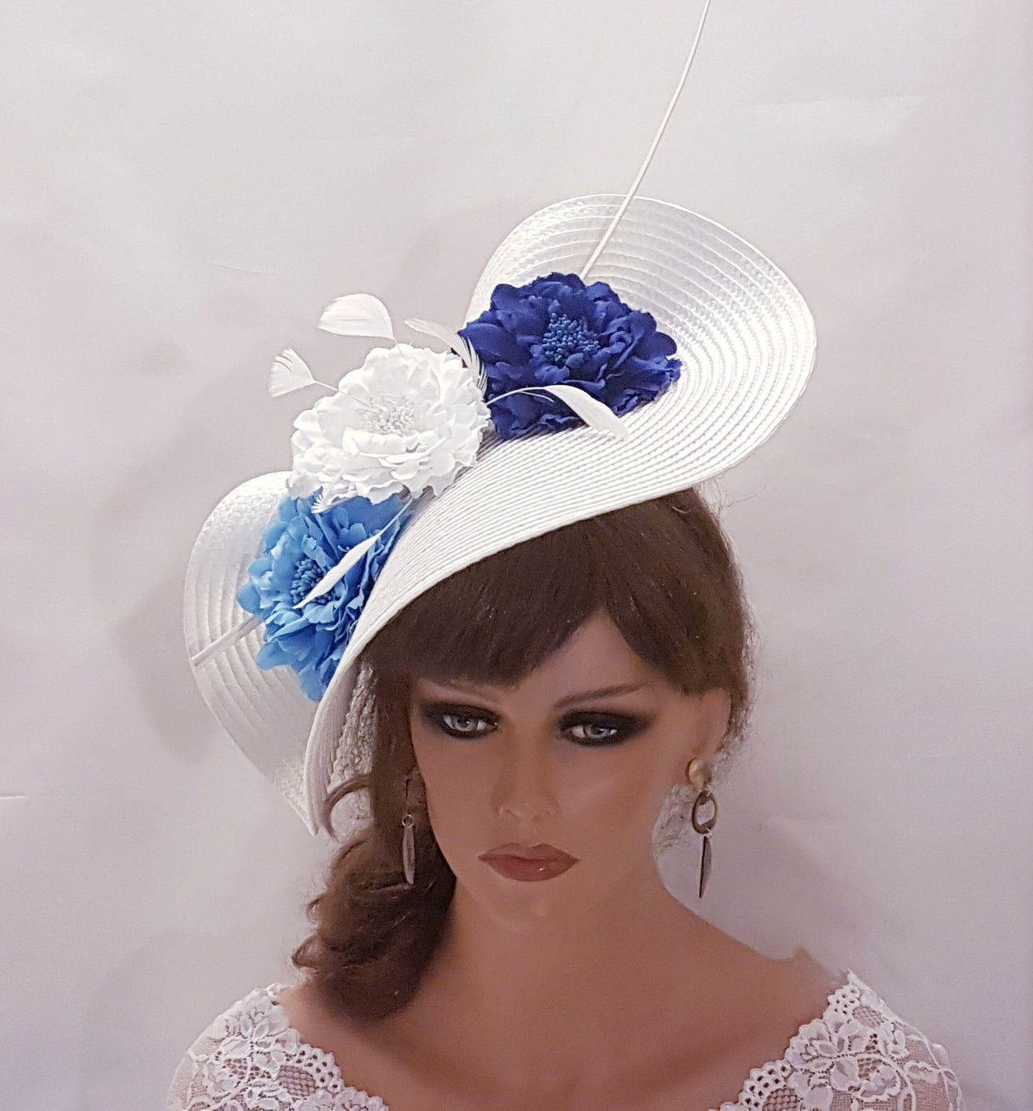 Chapeau de fête de mariage, chapeau de grande soucoupe, chapeau de mère de la mariée/du marié, chapeau de fascinateur BLANC ET BLEU, long, floral, église, Derby, Royal Ascot