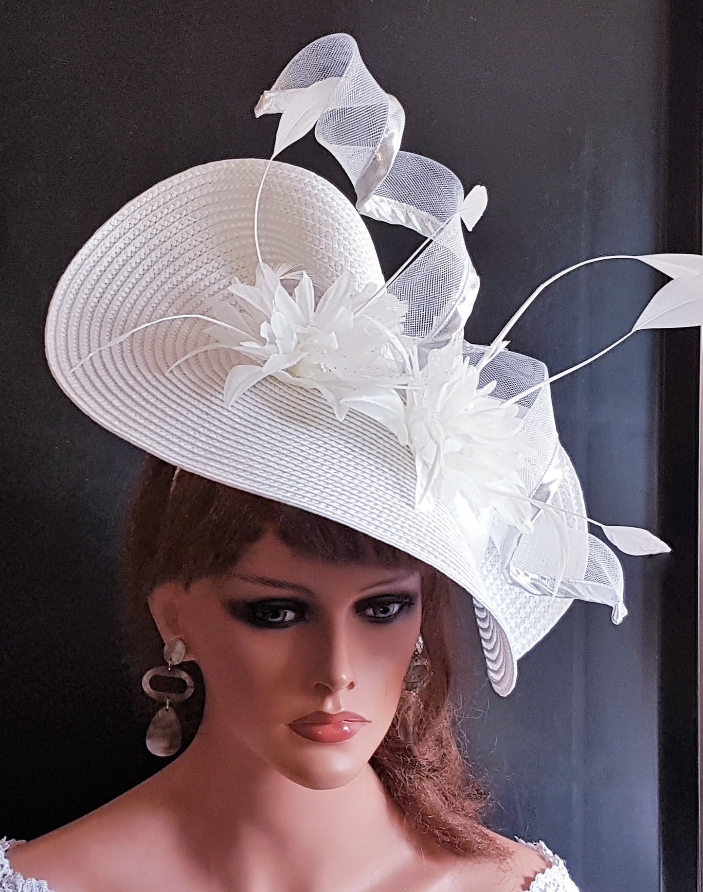 Fascinateur blanc grande soucoupe chapeauinateur plume florale église Derby Royal Ascot chapeau course mariage fête chapeau mère de la mariée/du marié Hatinator