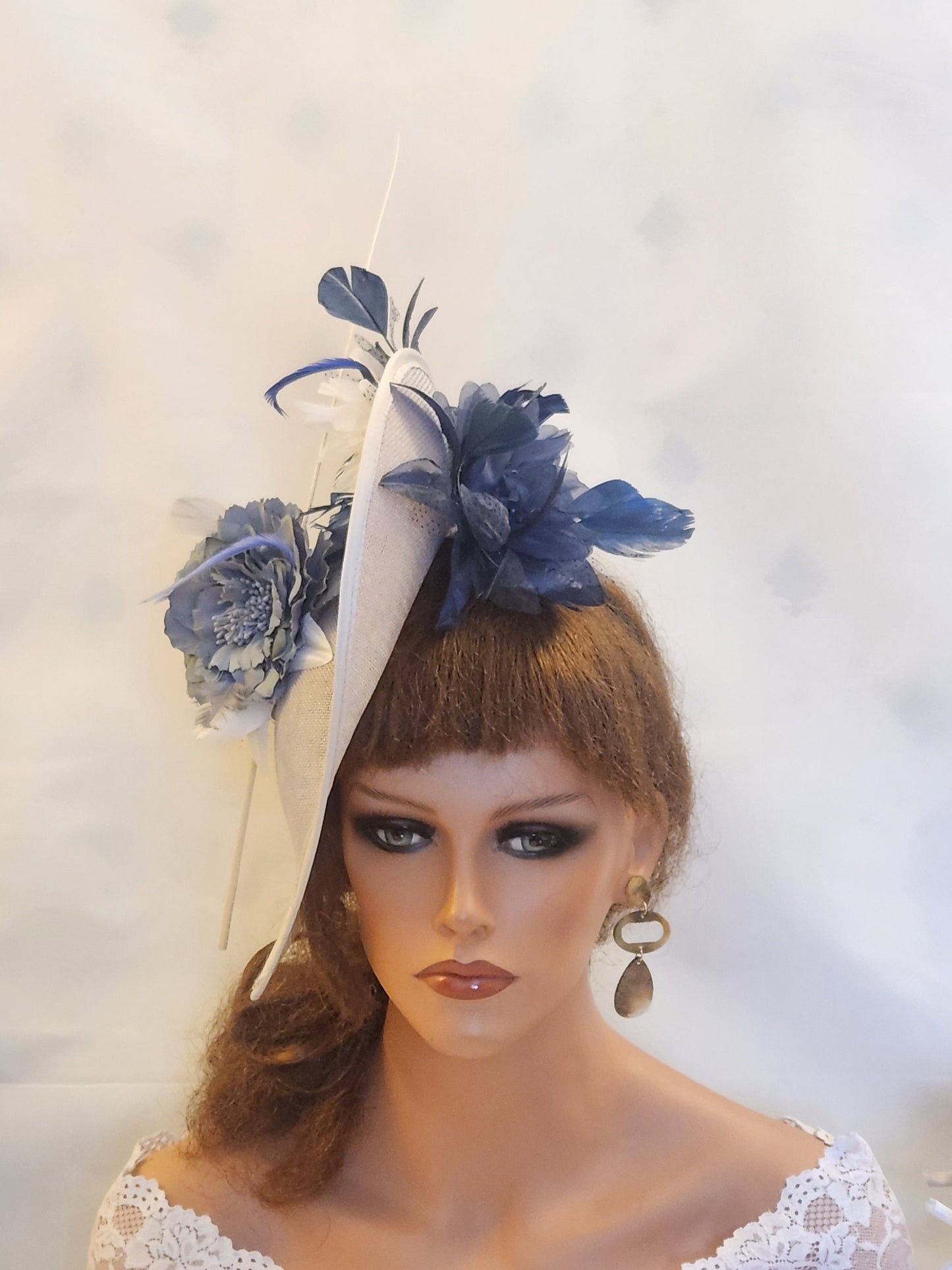 Chapeau à fleurs GRIS, BLEU MARINE ET BLANC, grand chapeau en forme de larme, chapeau long Quil Church Derby Ascot, chapeau de mariage, mère de la mariée/du marié