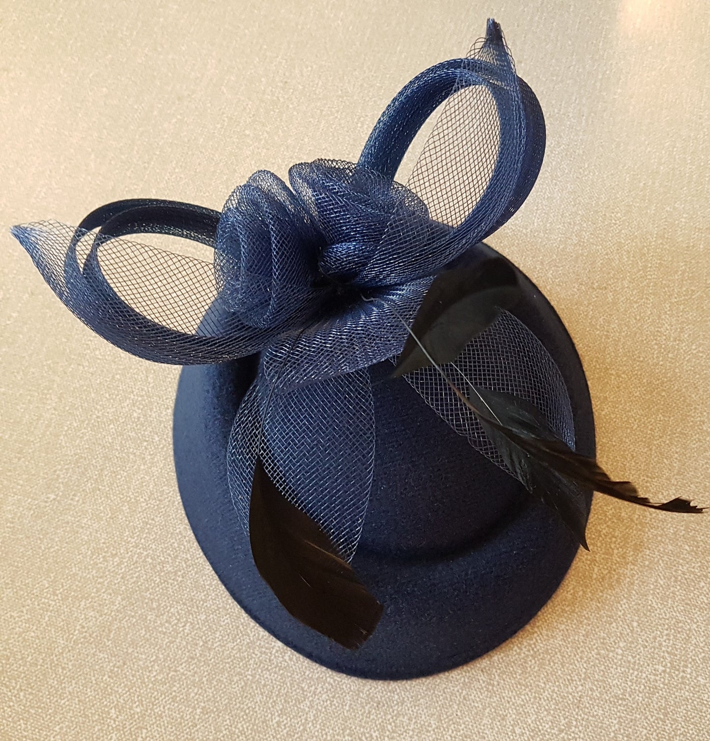 NAVY BLUE FASCINATOR, 40s 50s Navy blue Hat fascinator #Blue Feather hat fascinator, Race,Cocktail, Ladies day, Ascot hat Feather flower hat