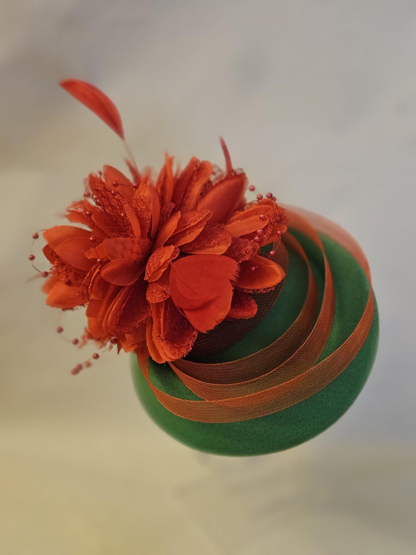 Chapeau fascinateur vert et rouge en dentelle pour mariage, fête des dames, goûter, course Royal Ascot. Chapeau de mariage. Chapeau en feutre vert avec fleurs rouges