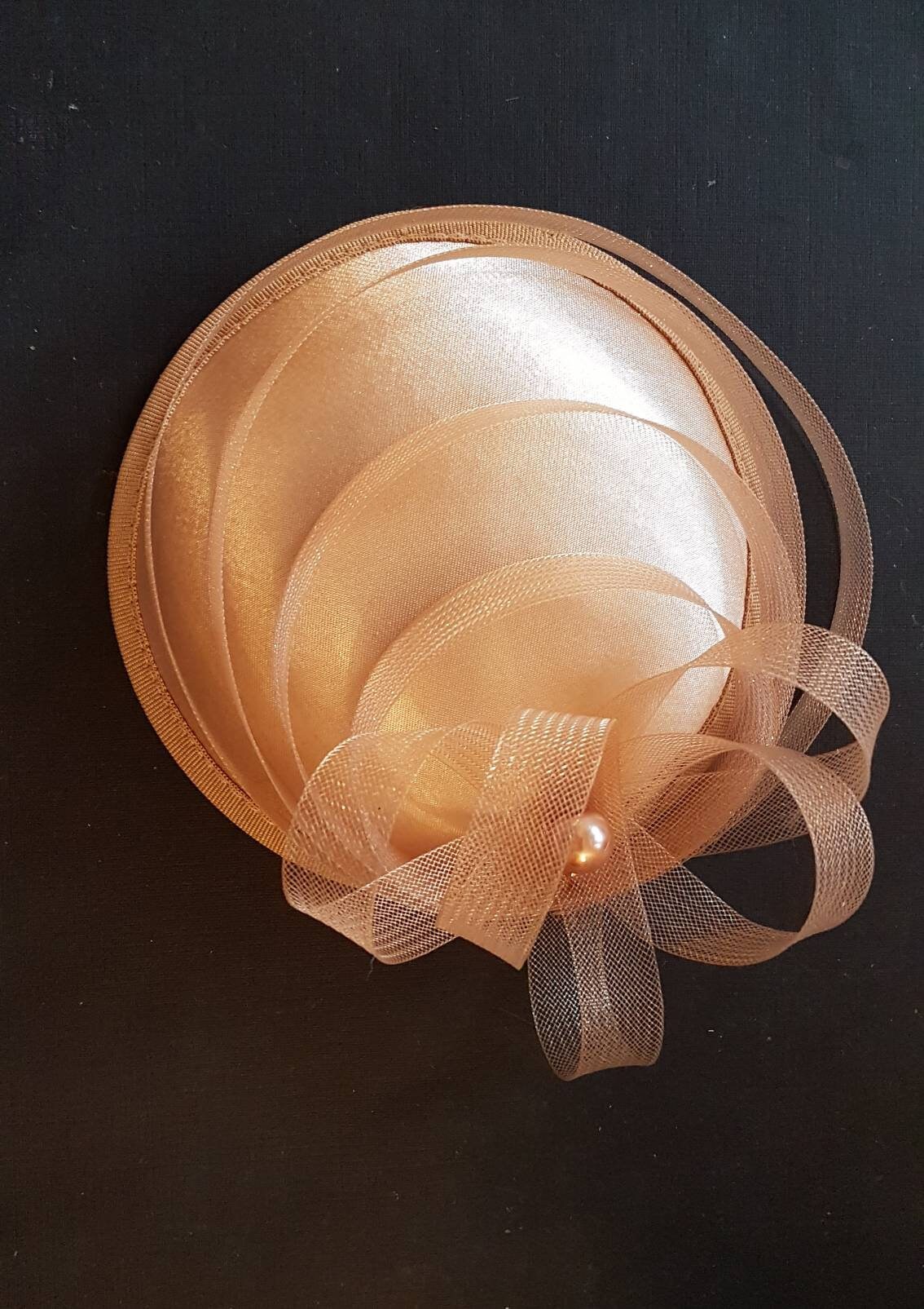 FASCINATEUR TAN/NUDE, Fascinateur de chapeau beige des années 40 et 50 # Fascinateur de chapeau champagne/beige, course, cocktail, journée des dames, chapeau Ascot Chapeau à fleurs en plumes marron