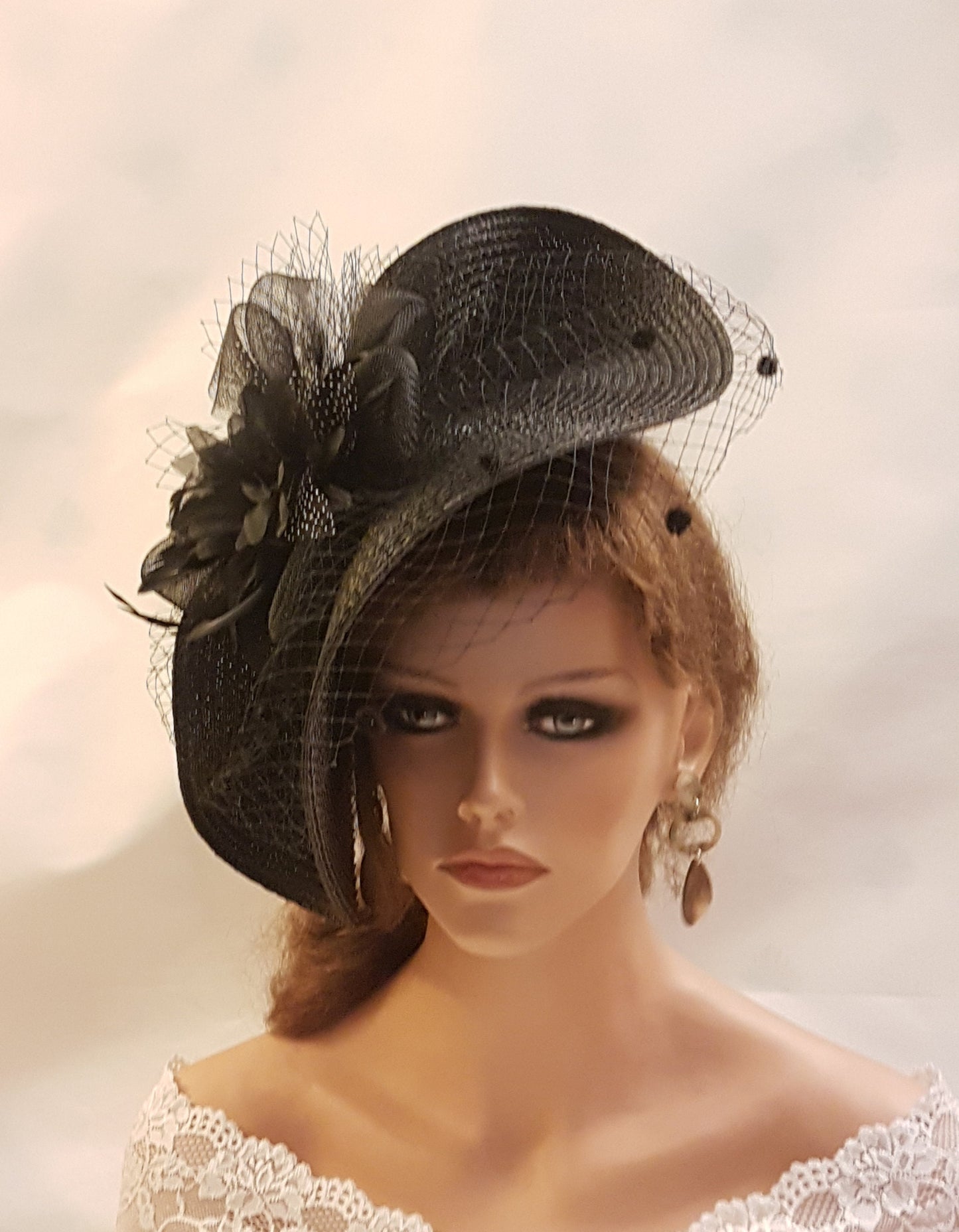 Chapeau Fascinator Noir avec Plumes, Fleurs. Coiffe pour Mariages et Courses, Halloween, Coiffe pour Dames Parfait pour les Occasions et Événements Spéciaux