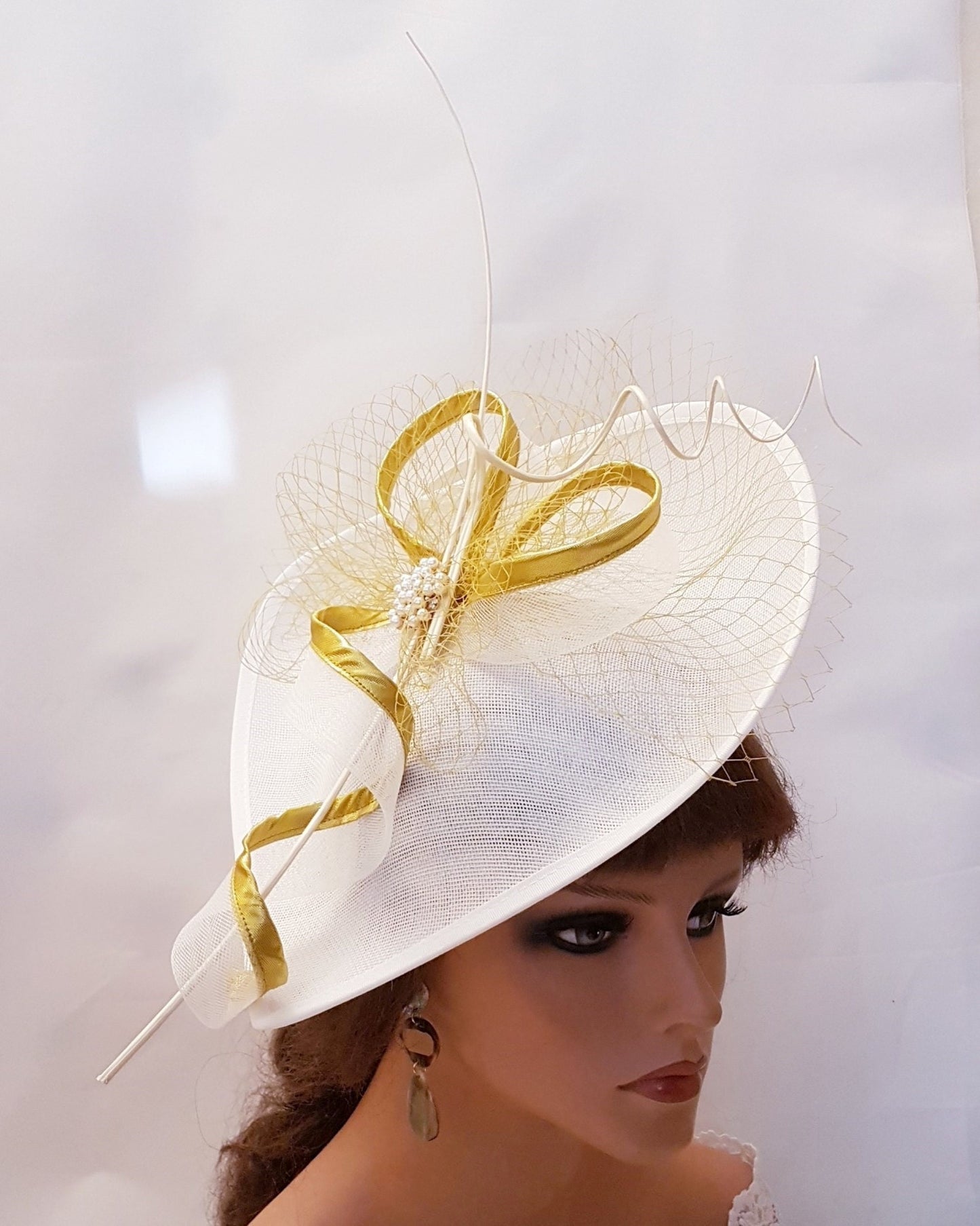 WHITE & Gold Large Fascinator Quil feather hat Church Derby Royal Ascot Race Party Wedding guest Hatinator Mother of Bride/Groom Fascinator