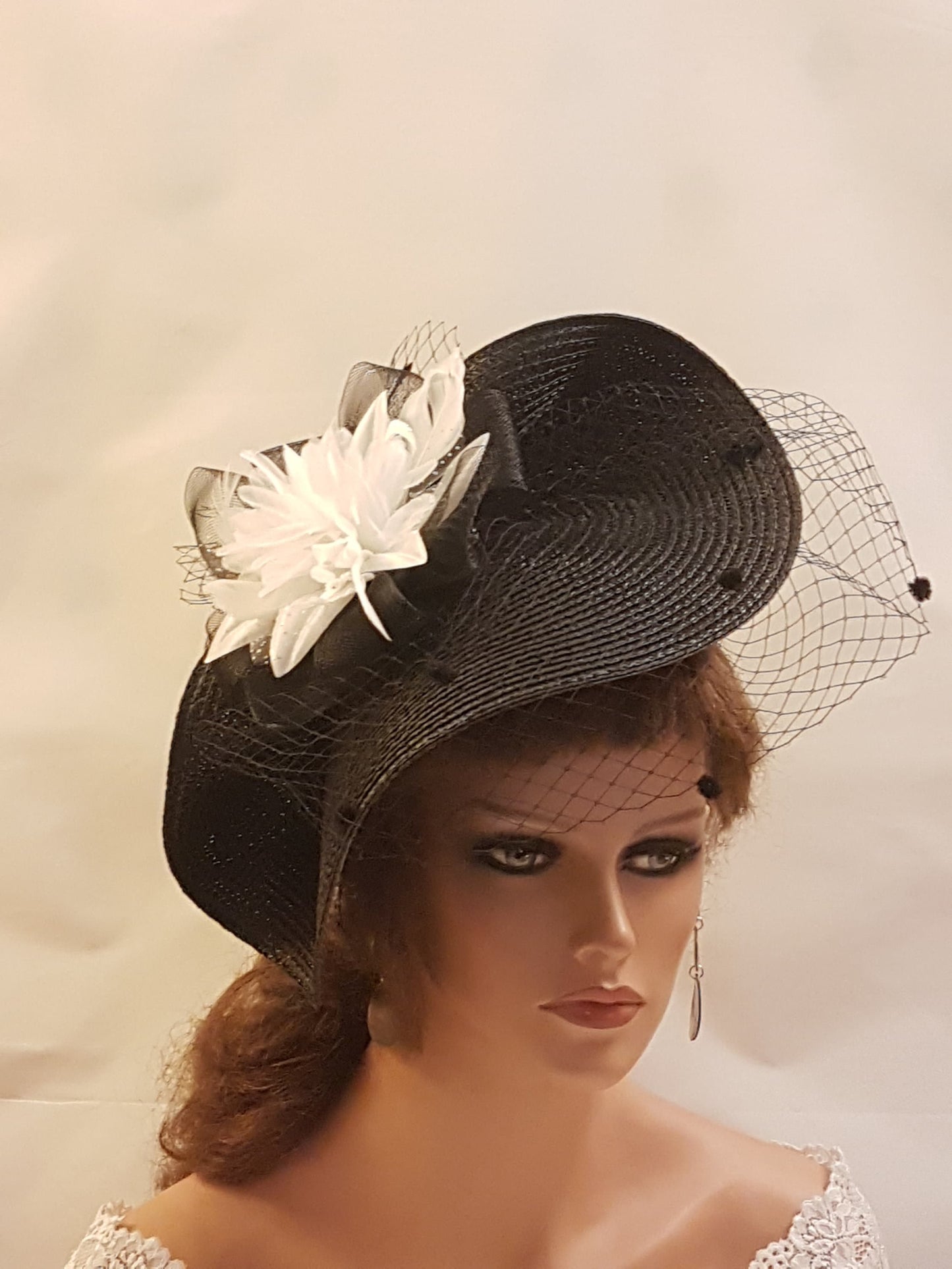 Chapeau Fascinator Noir avec Plumes, Fleurs. Coiffe pour Mariages et Courses, Halloween, Coiffe pour Dames Parfait pour les Occasions et Événements Spéciaux