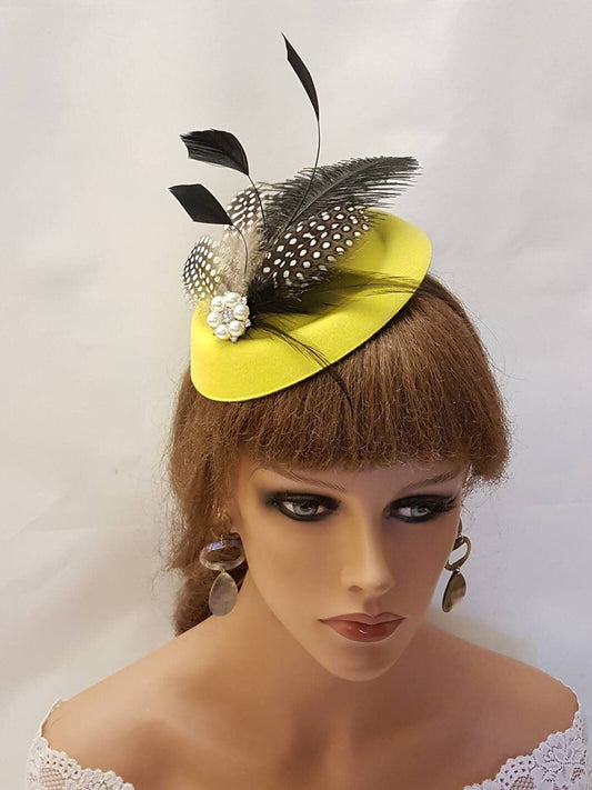 Chapeau jaune Fascinator, années 40 50 # Chapeau jaune Fascinator. Plume d'autruche, chapeau à plumes de Gunia tacheté, course, cocktail, journée des dames, chapeau Ascot Fascinator