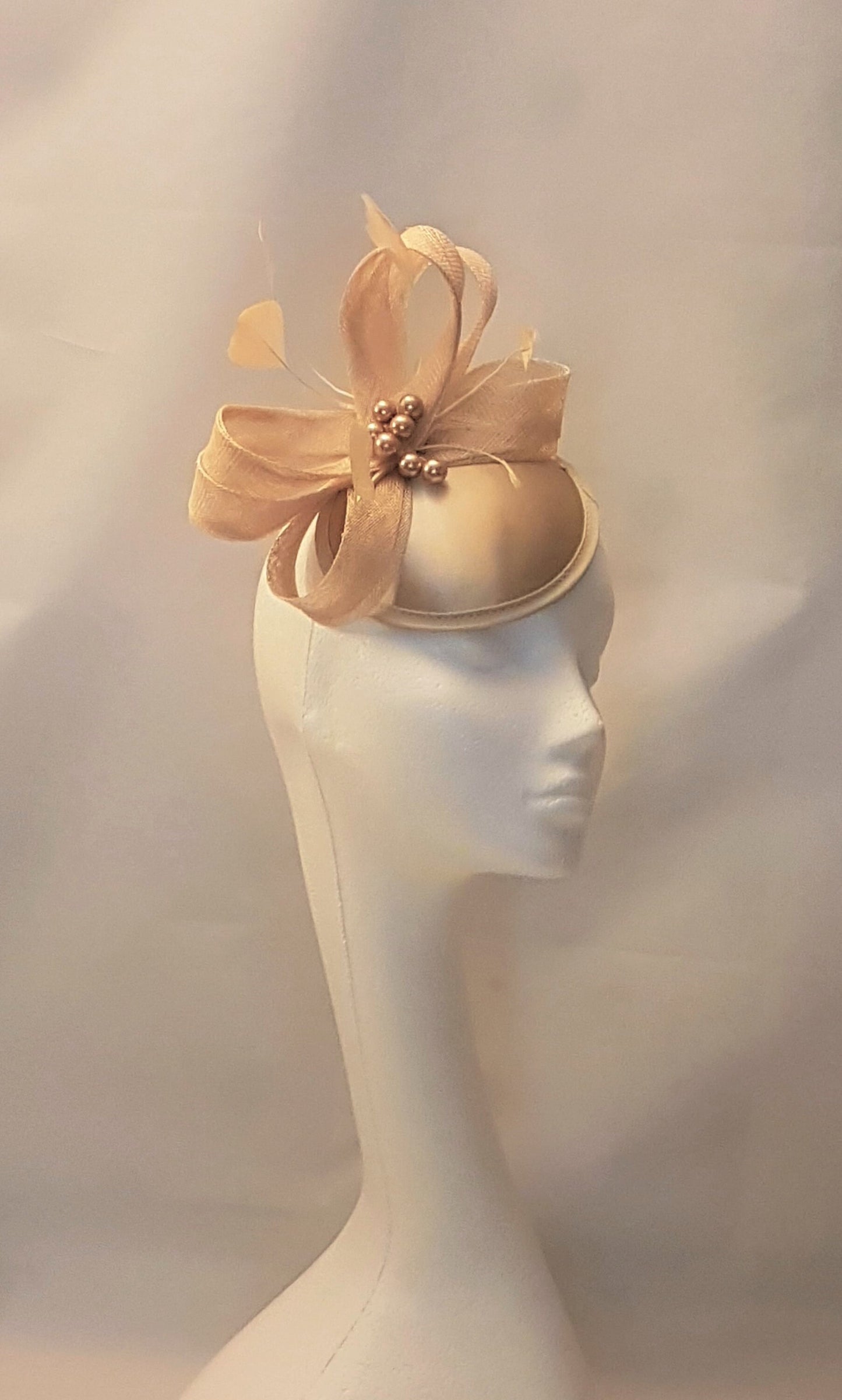 CHAMPAGNE/LATTE FASCINATEUR Chapeau Fascinateur # Gris argenté, rose blush, bleu marine, chapeau fascinateur Ascot Mariage Course Cocktail Église chapeau fascinateur