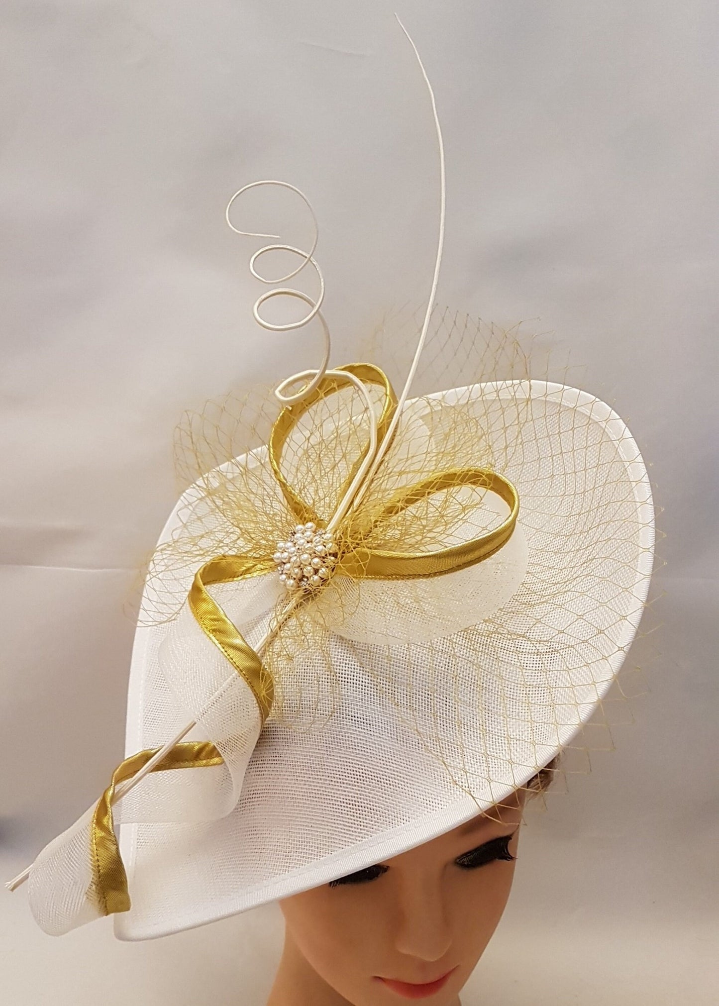 WHITE & Gold Large Fascinator Quil feather hat Church Derby Royal Ascot Race Party Wedding guest Hatinator Mother of Bride/Groom Fascinator