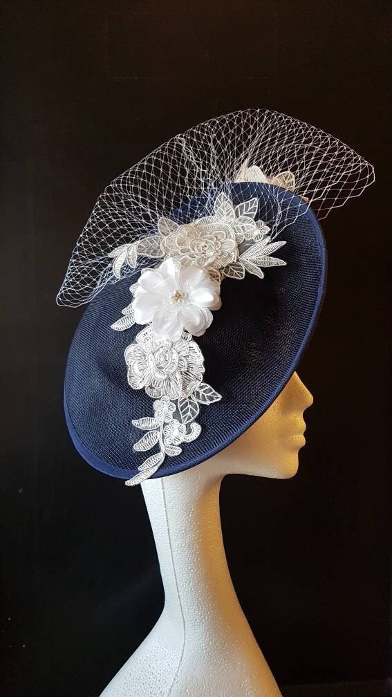 Chapeau bleu marine FASCINATOR Mariage Mère de la mariée Kentucky Derby Royal Ascot Race Dames 30 cm Grande soucoupe Sinamay Chapeau bleu marine et blanc cassé