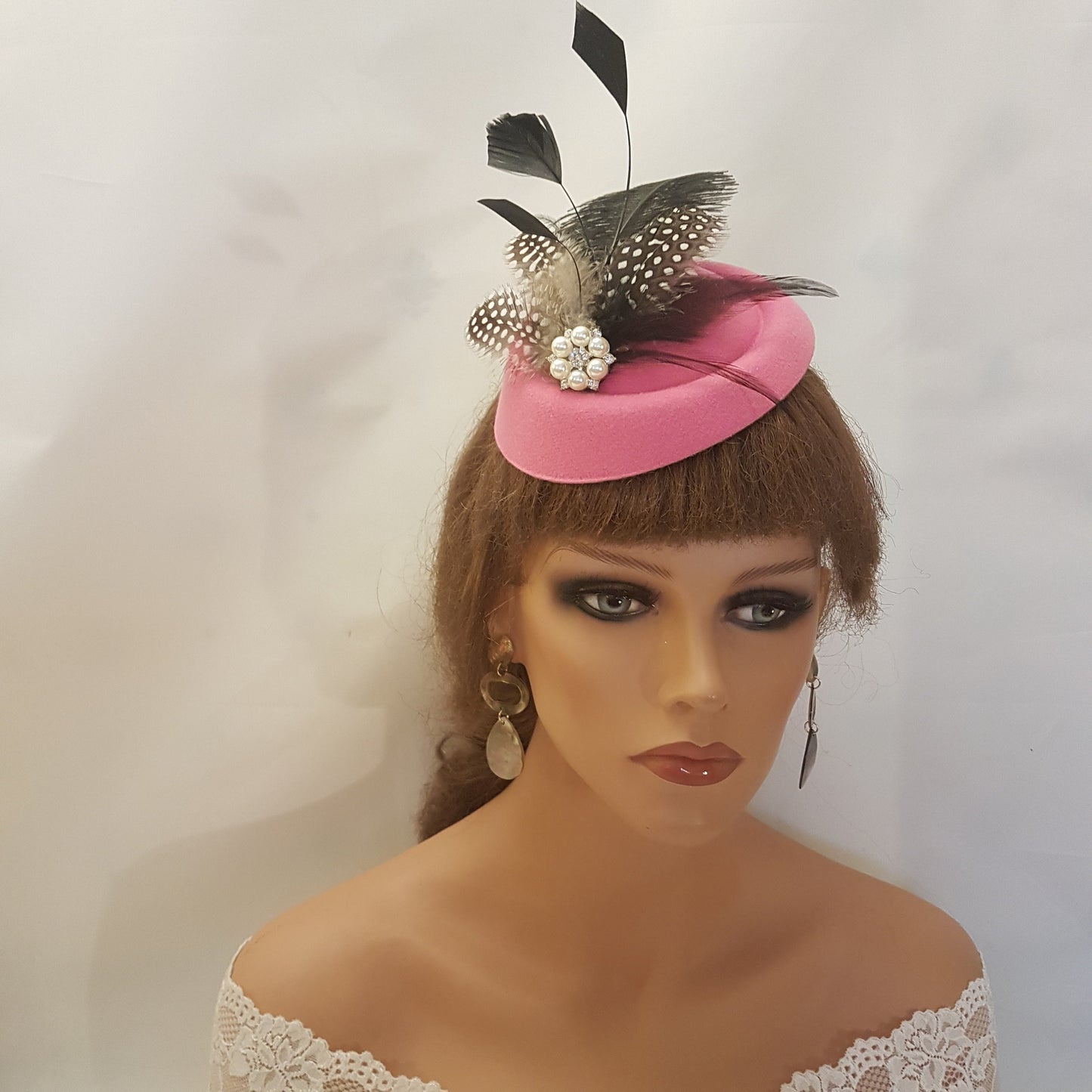 CHAPEAU ROSE VIF Bibi Chapeau en plumes rose vif Bibi #Chapeau rose Bibi Plume d'autruche Chapeau en plumes à pois Chapeau de cocktail pour dames Ascot