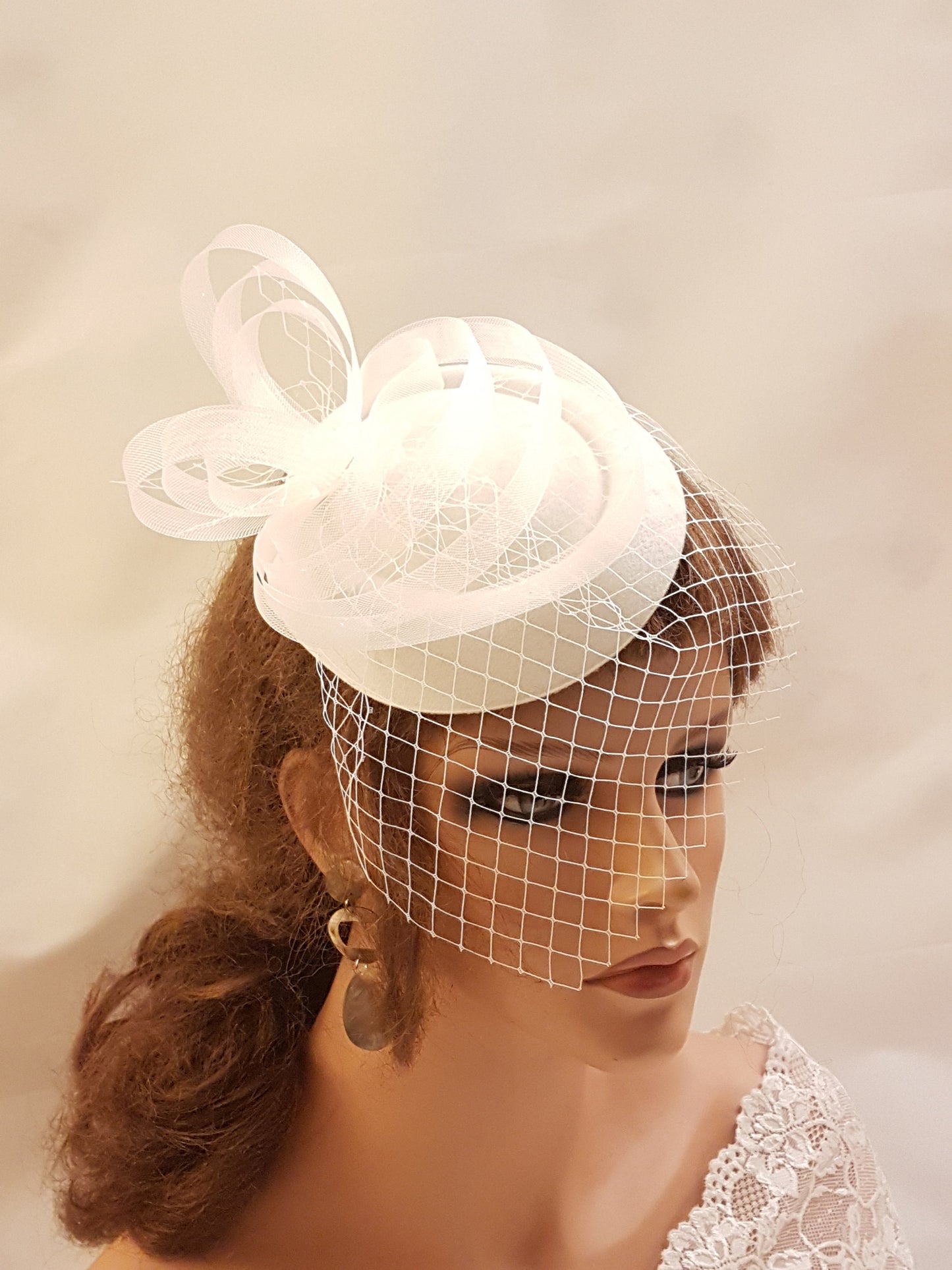 Chapeau fascinateur BLANC, chapeau des années 40 et 50, mini-voile de cage à oiseaux BLANC et IVOIRE, course, cocktail, Ascot, cocktail, coiffe de mariage, fascinateur de mariée