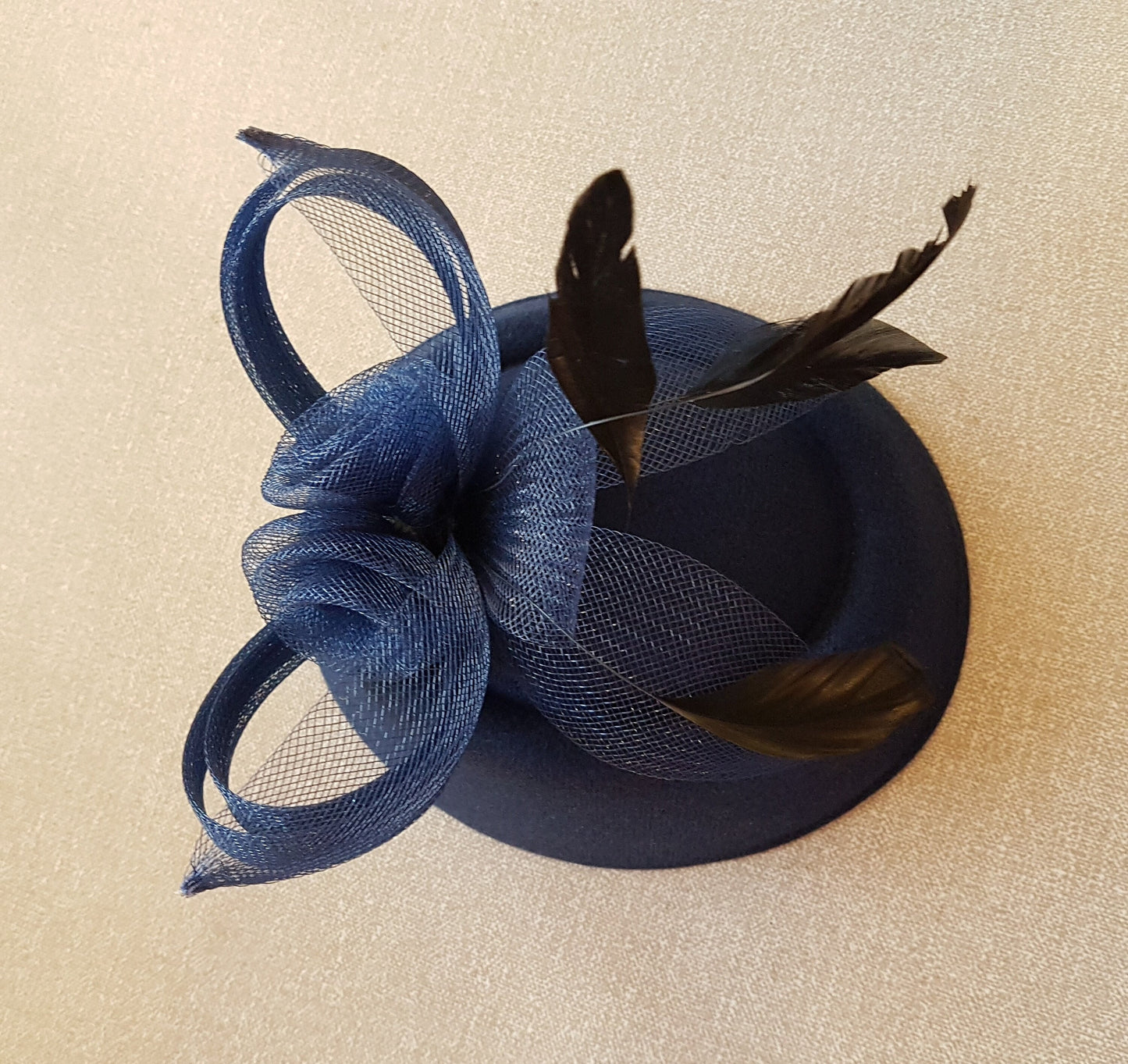 NAVY BLUE FASCINATOR, 40s 50s Navy blue Hat fascinator #Blue Feather hat fascinator, Race,Cocktail, Ladies day, Ascot hat Feather flower hat