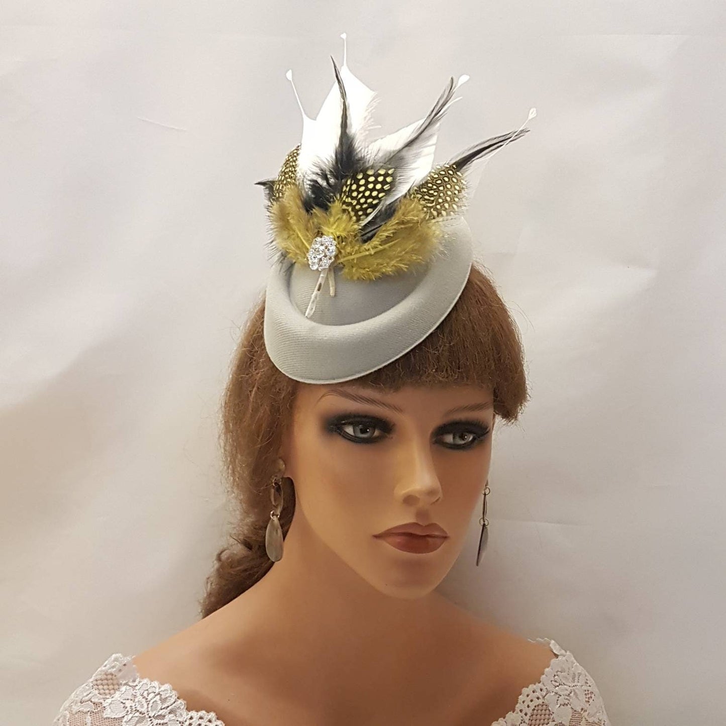 Chapeau Fascinator BLANC avec plumes moutarde, or, noir et blanc. Coiffe de mariage Ascot pour femme. Fascinator pour cocktail