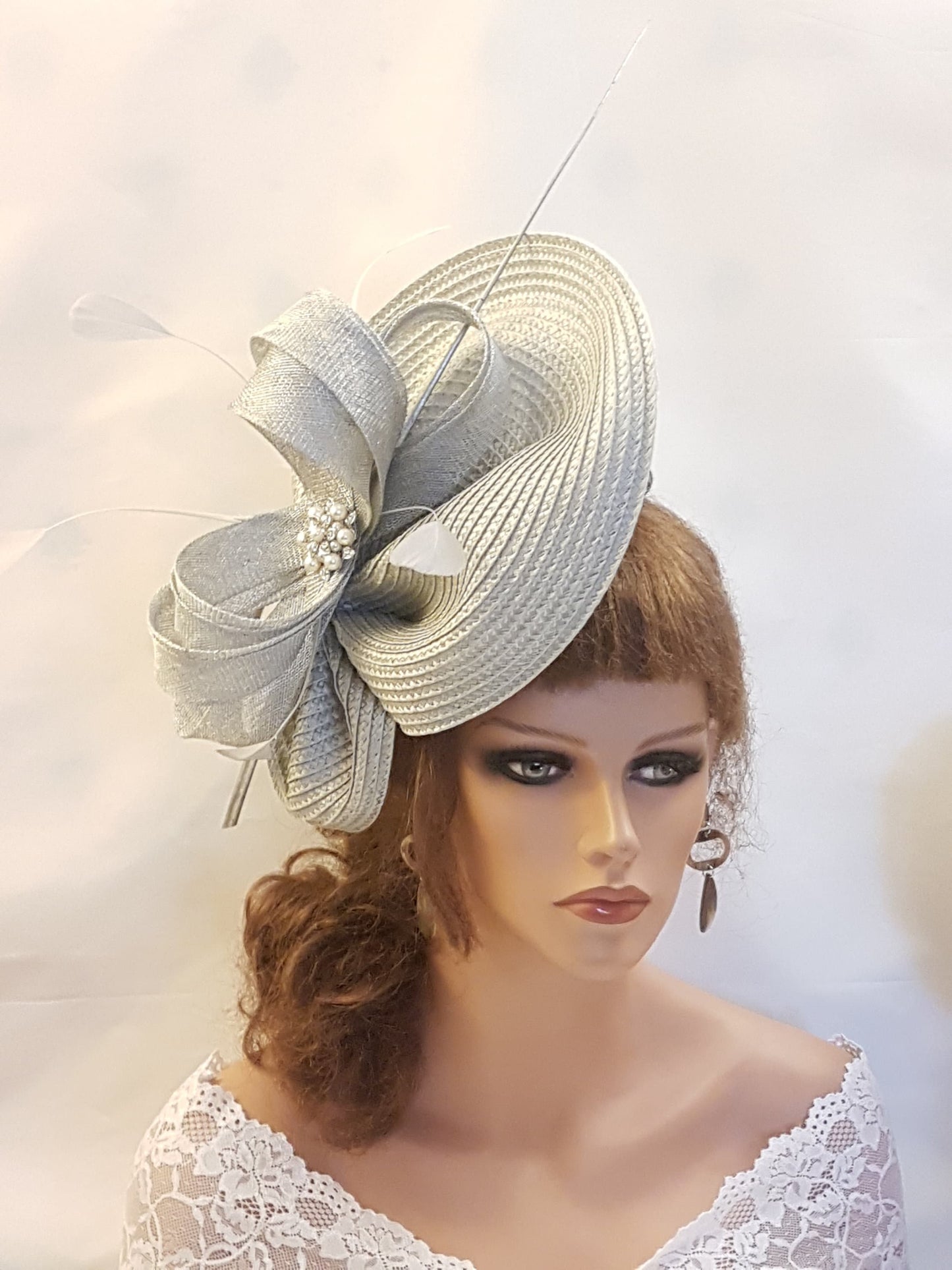 Fascinateur gris ARGENT Soucoupe chapeau Sinamay noeud, plumes Église Derby Ascot Royal Wedding TeaParty chapeau Mère de la mariée/du marié Fascinateur