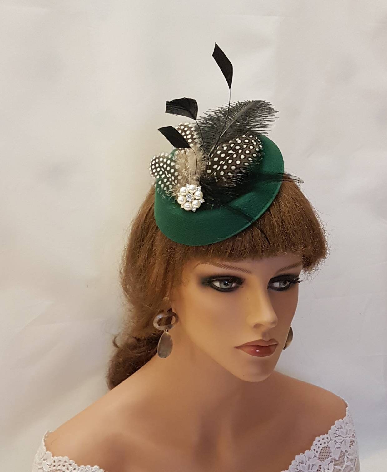 Chapeau fascinateur vert, chapeau fascinateur en plumes des années 40 et 50. Chapeau fascinateur vert bouteille, chapeau en plumes. Course, cocktail, dames, chapeau Ascot Fascinator headpiece