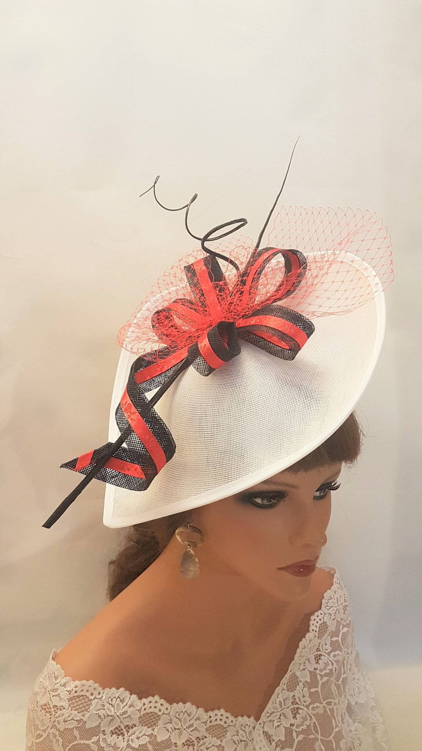 Chapeau fascinateur rouge et blanc avec longue plume et grande forme de larme, chapeau de mère de la mariée/du marié, Kentucky derby, chapeau fascinateur Royal Ascot