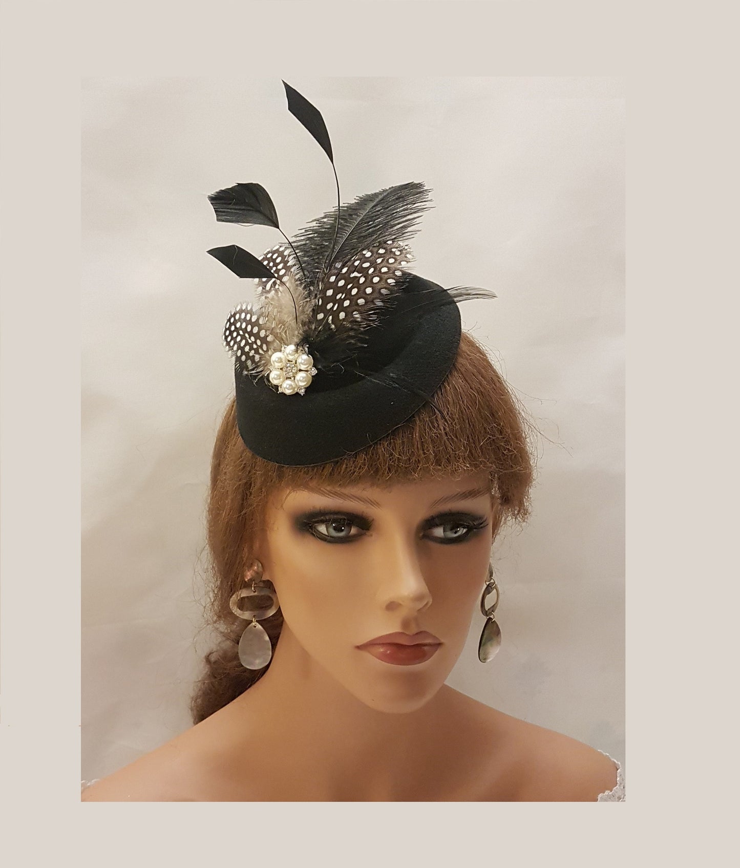 Chapeau noir Fascinator, chapeau marron des années 40 et 50 # Chapeau noir Fascinator, chapeau d'autruche, chapeau à plumes de Gunia tacheté, course, cocktail, dames, chapeau Ascot