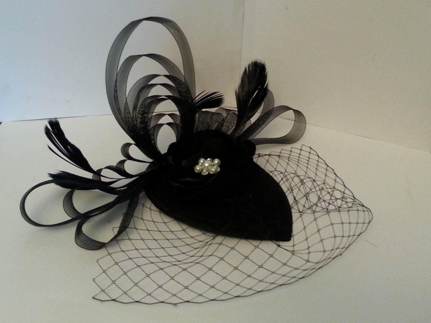 Voile de cage à oiseaux NOIR Chapeau en forme de larme Fascinator Course de mariage Royal Ascot Kentucky Derby Chapeau d'Halloween Voile de cage à oiseaux, chapeau de plumes d'inspiration vintage