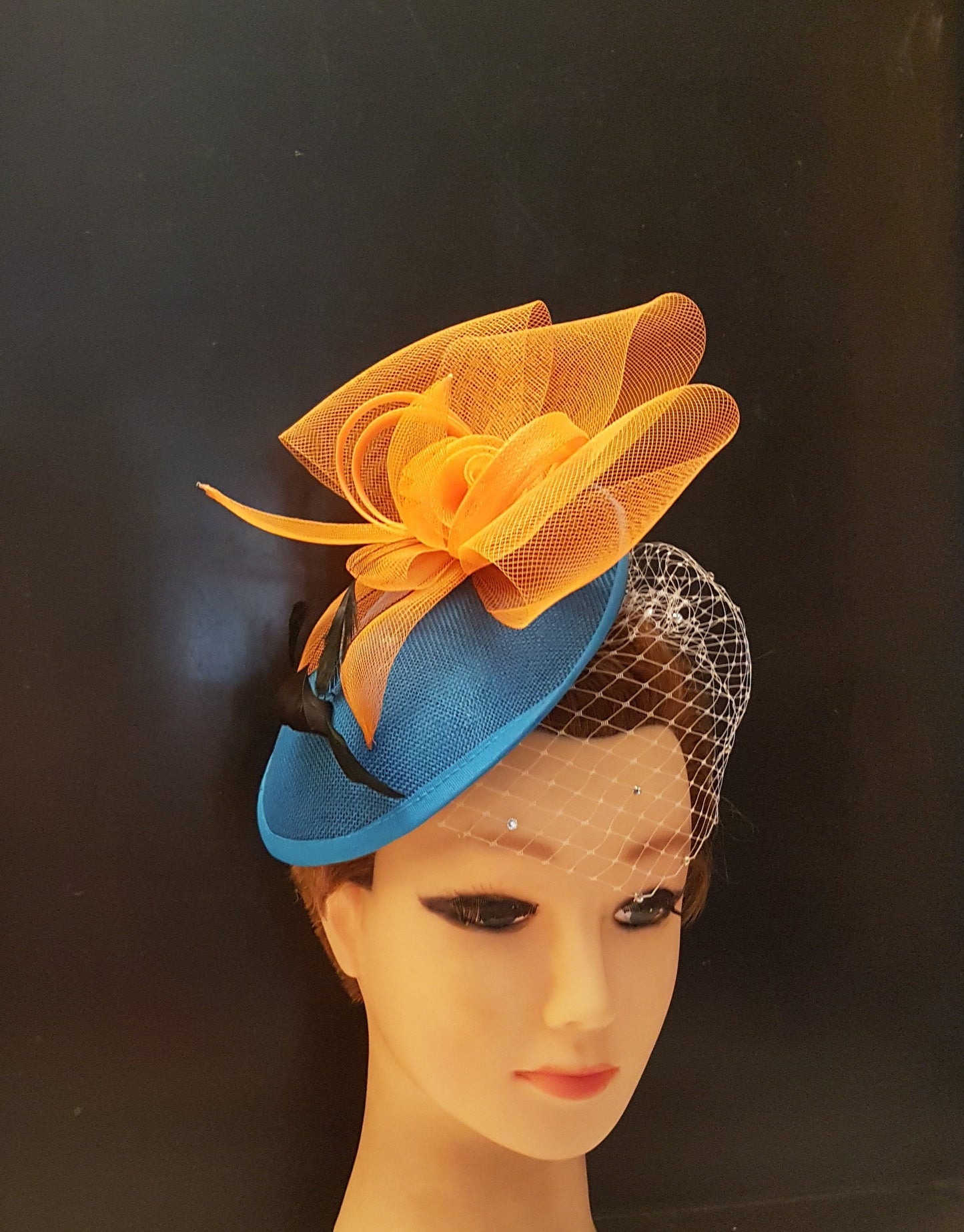 Chapeau fascinateur bleu sarcelle et chapeau orange, chapeau fascinateur bleu, chapeau fascinateur de course, chapeau de cocktail, chapeau Ascot, chapeau de cocktail, coiffe de course de mariage