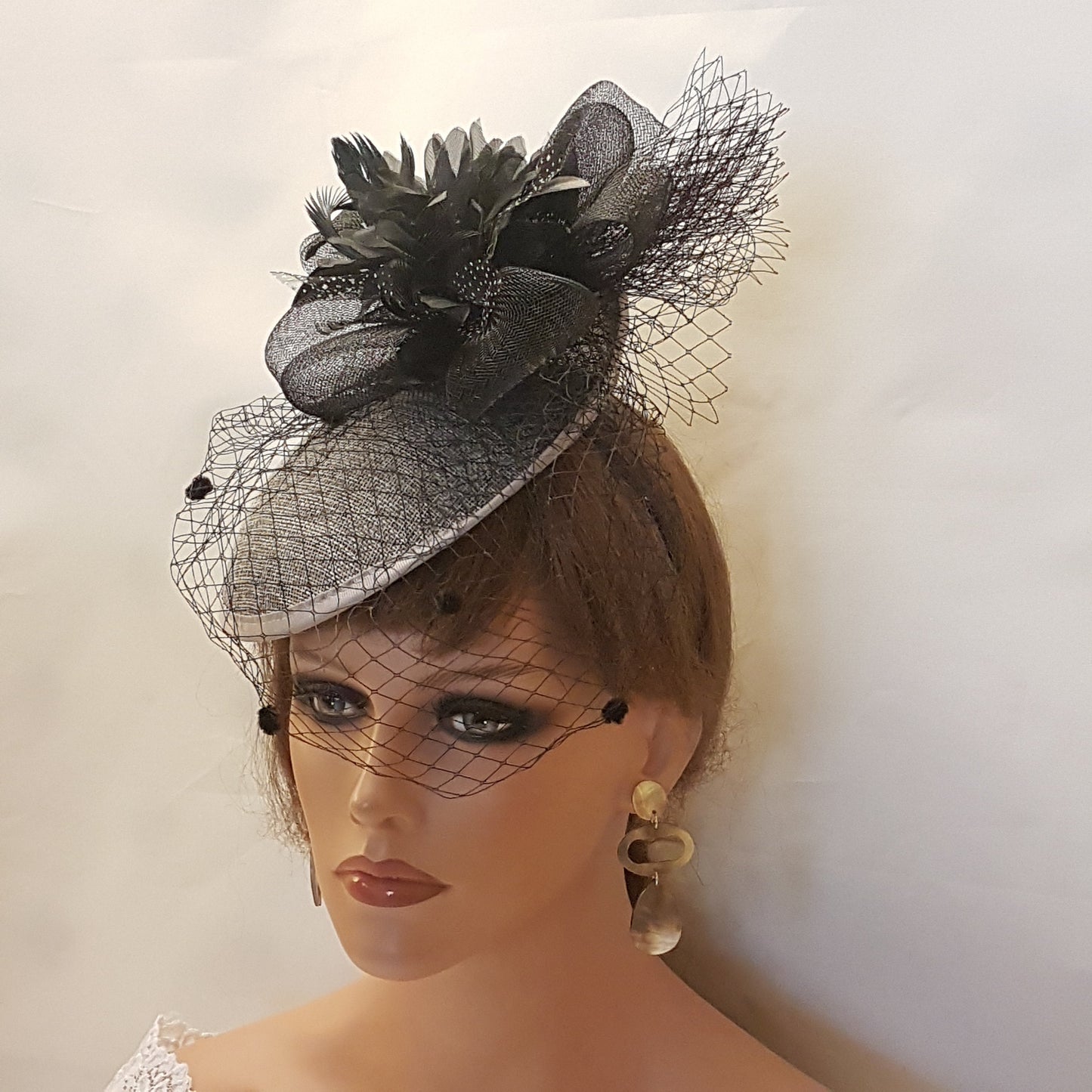 Chapeau fascinateur noir et gris avec voile en chenille noire à pois, chapeau fascinateur floral. Coiffe pour femme pour mariage, cérémonie, courses