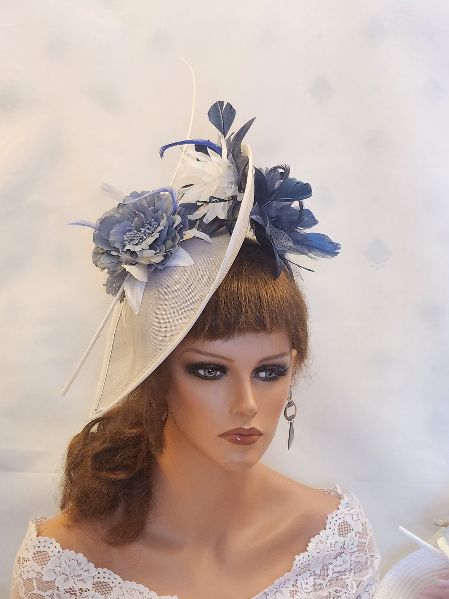 Chapeau à fleurs GRIS, BLEU MARINE ET BLANC, grand chapeau en forme de larme, chapeau long Quil Church Derby Ascot, chapeau de mariage, mère de la mariée/du marié