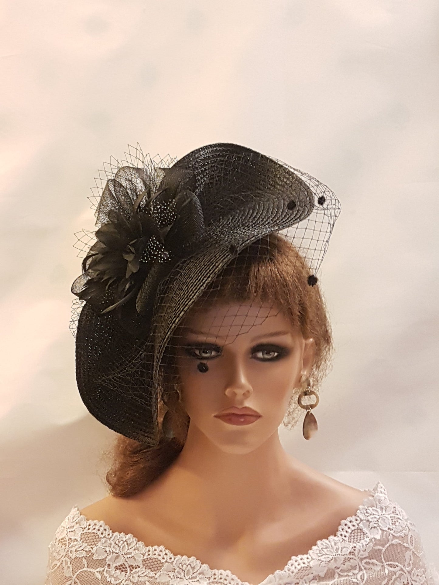 Chapeau Fascinator Noir avec Plumes, Fleurs. Coiffe pour Mariages et Courses, Halloween, Coiffe pour Dames Parfait pour les Occasions et Événements Spéciaux