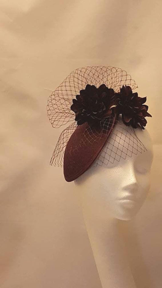 Chapeau vintage années 40/50, chapeau à disque, fascinateur prune/bordeaux, fascinateur pour mère de la mariée. Chapeau fascinateur pour mariage, Ascot, cocktail