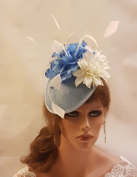 Chapeau de fascinateur bleu et blanc, grande soucoupe, chapeau de fête de mariage, chapeau de mère de la mariée/du marié, chapeau de Derby d'église floral en plumes