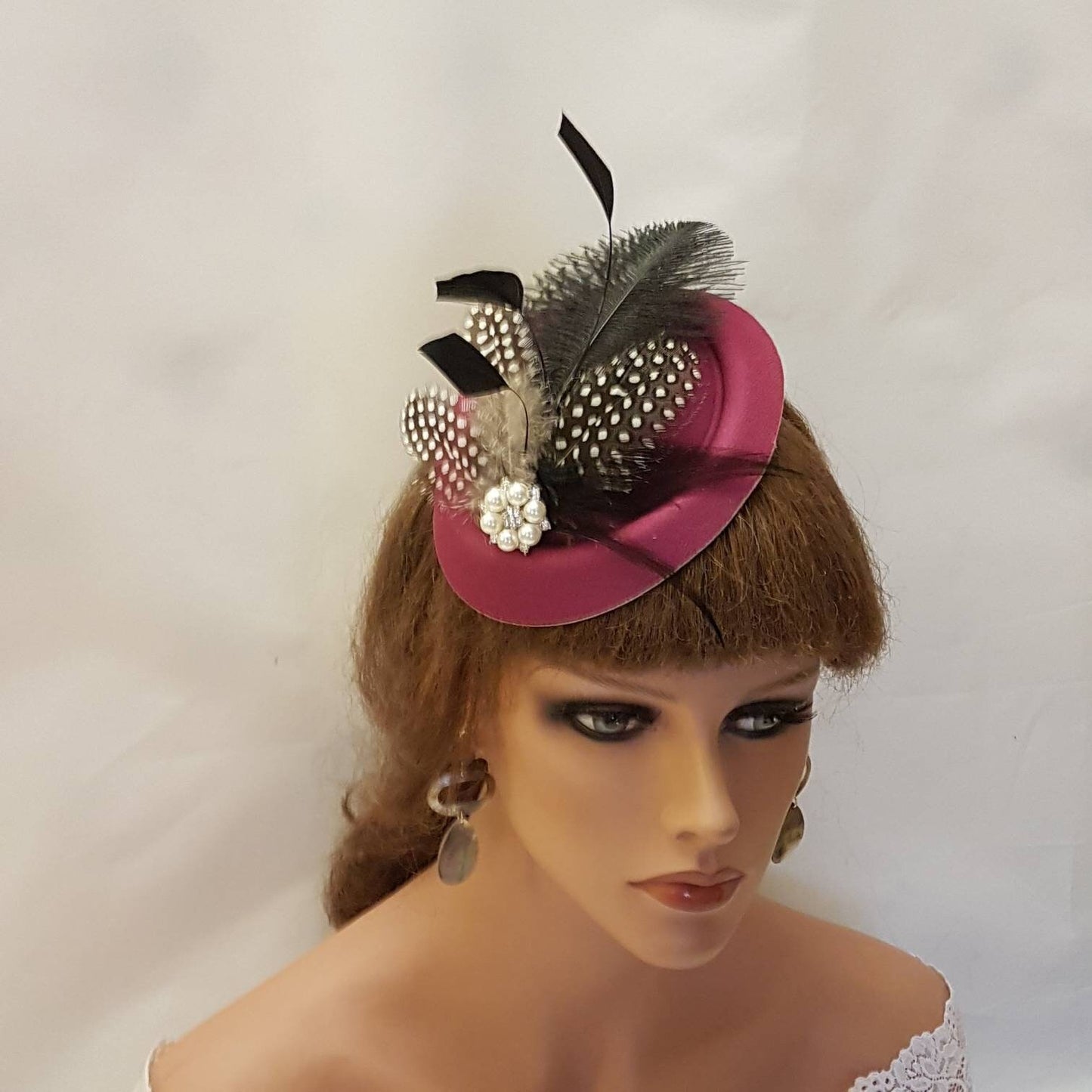 Chapeau bibi MAGENTA, chapeau bibi rose des années 40 et 50 # chapeau bibi rose, chapeau d'autruche, chapeau de course en plumes de Guinée tachetées, cocktail, dames, chapeau Ascot