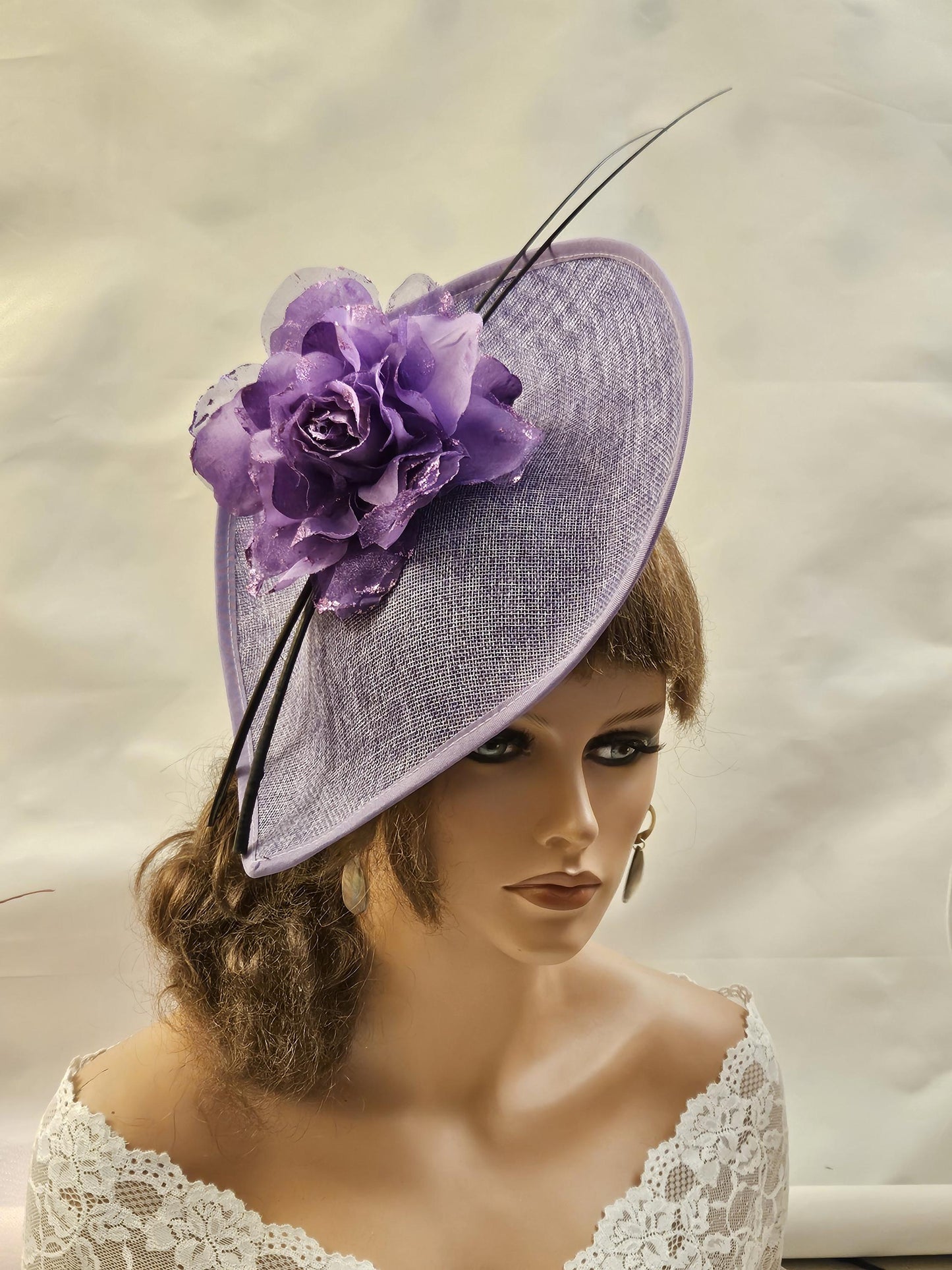 Chapeau violet Fascinator longue plume de mariage Hatinator Chapeau violet foncé Fascinator floral Mère de la mariée, marié Cocktail Ascot fascinator